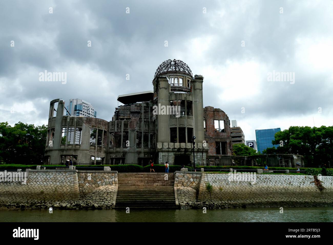 Ein Bild, das den zum Weltkulturerbe gehörenden A-Bomben-Dome im Peace Memorial Park in Hiroshima, Westjapan, darstellt. Der Atombombendom, auch bekannt als Hiroshima Peace Memorial, ist ein historisches Gebäude in Hiroshima, Japan. Es ist ein Symbol für die verheerenden Atombomben, die während des Zweiten Weltkriegs stattgefunden haben Dieses Gebäude, ursprünglich eine Industriehalle, die vom tschechischen Architekten Jan Letzel entworfen wurde, war das am nächsten erhaltene Gebäude zum Epizentrum der Atomexplosion am 6. August 1945. (Foto: James Matsumoto/SOPA Images/SIPA USA) Stockfoto