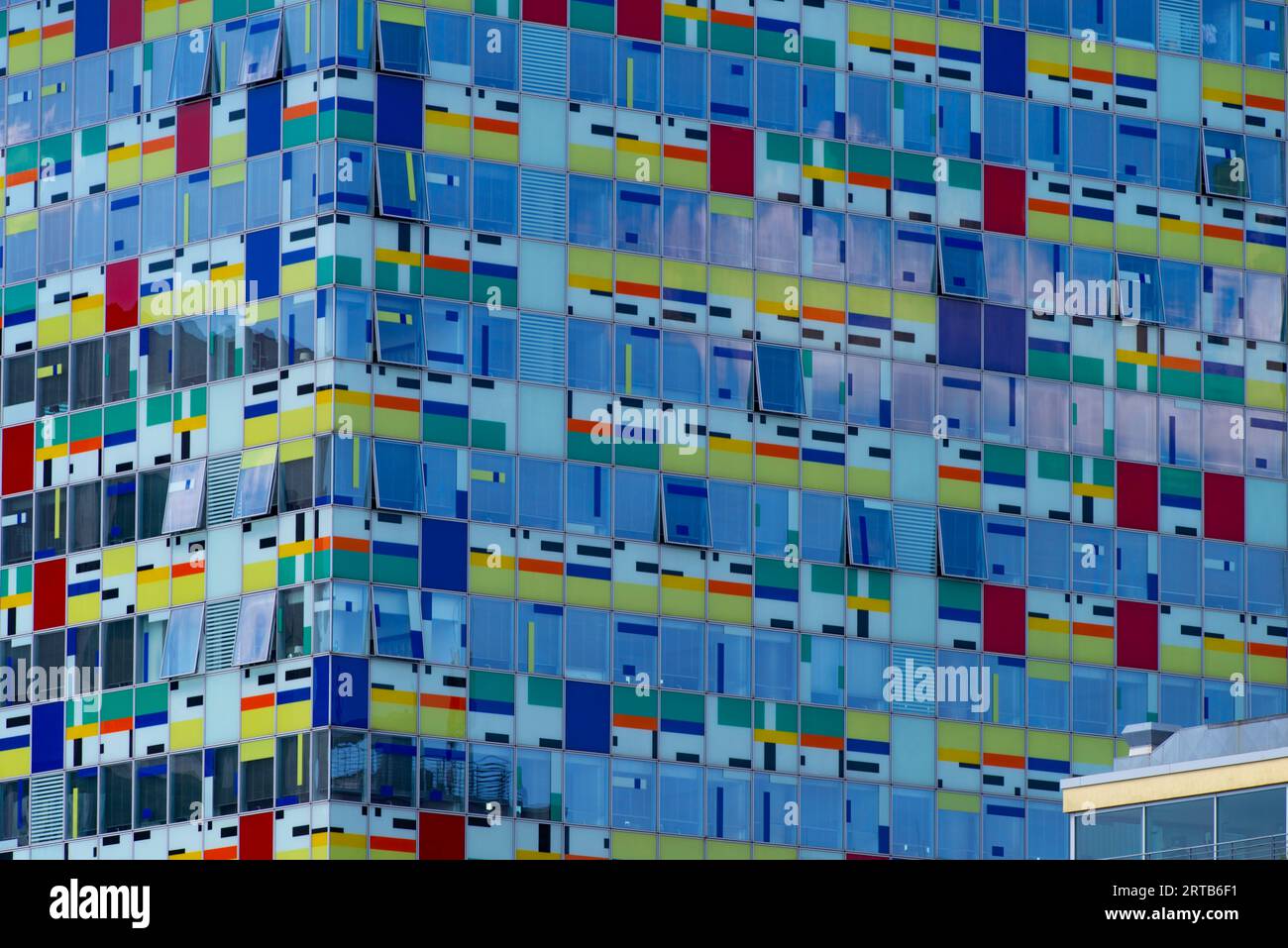 Colorium Wolkenkratzer, Fassade mit farbigen Glaspaneelen, Architekt William Alsop, Julo-Levin-Ufers im Medienhafen, Düsseldorf, Nordrhein-Westpha Stockfoto