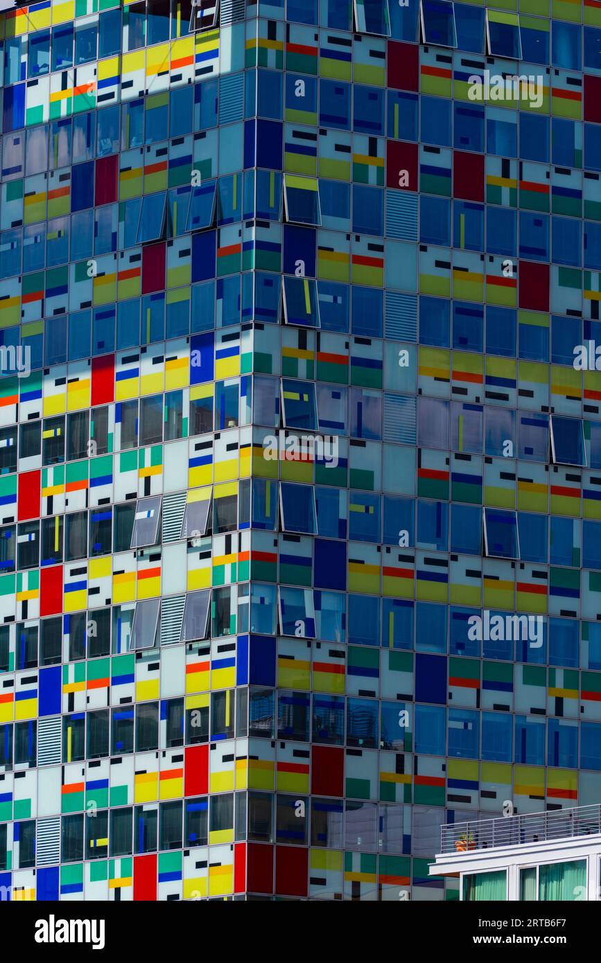 Colorium Wolkenkratzer, Fassade mit farbigen Glaspaneelen, Architekt William Alsop, Julo-Levin-Ufers im Medienhafen, Düsseldorf, Nordrhein-Westpha Stockfoto