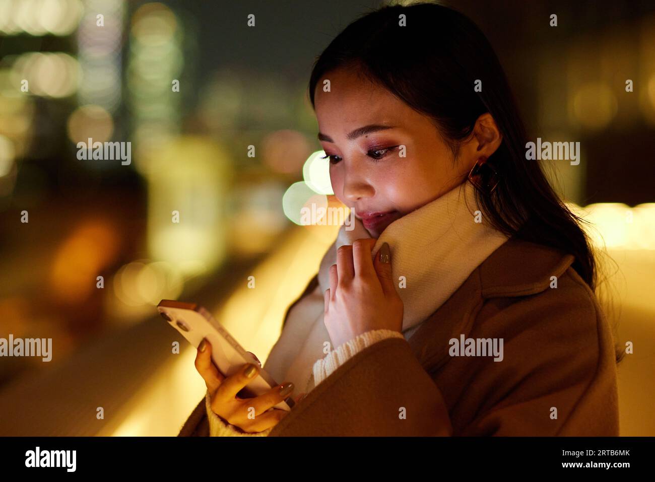 Junge Japanerin mit smartphone Stockfoto