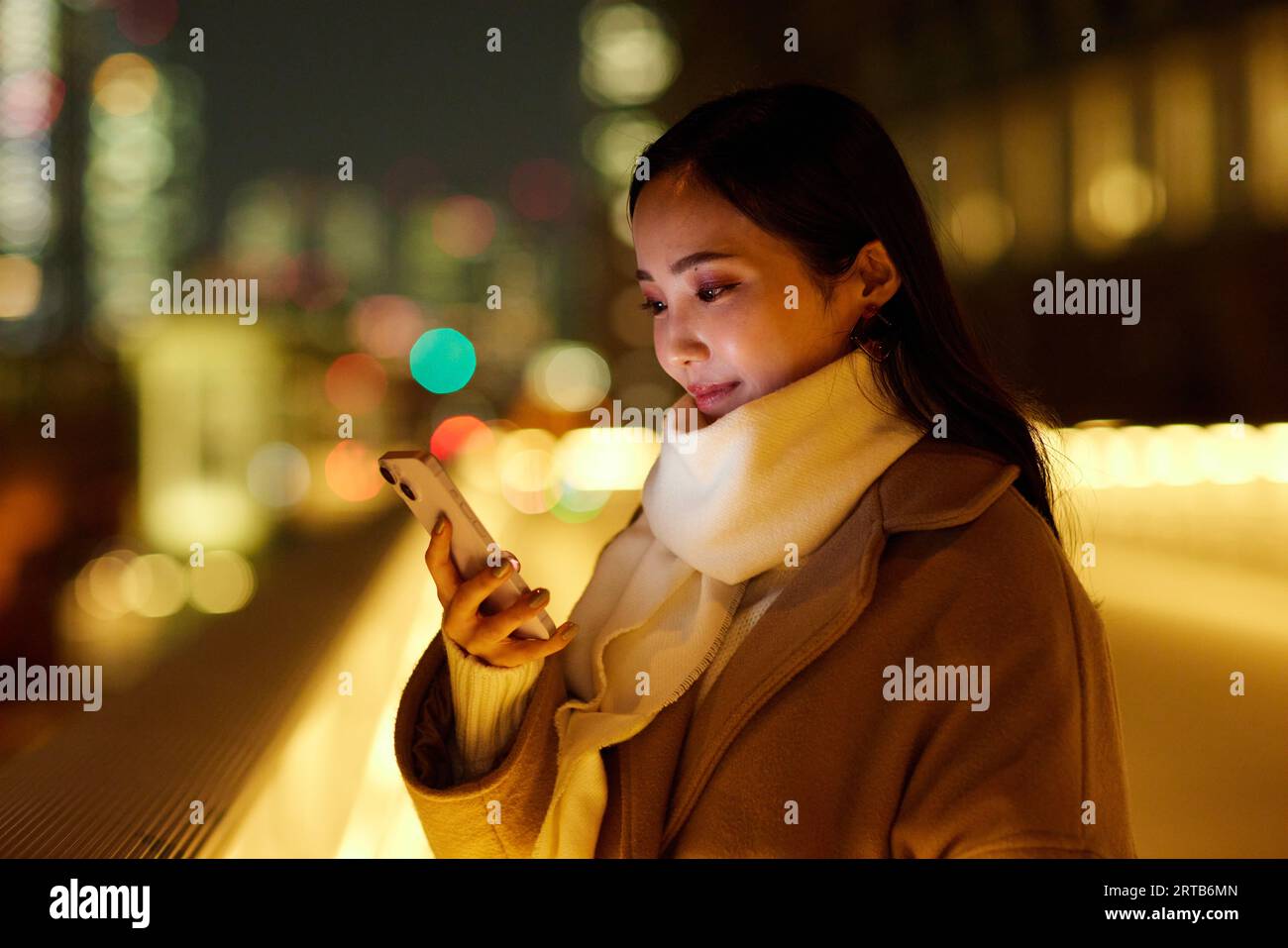 Junge Japanerin mit smartphone Stockfoto