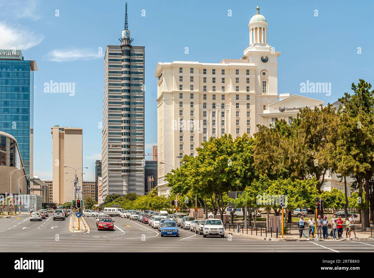 Stadtbild in der Innenstadt von Kapstadt, Südafrika, mit der Südlichen Sonne das Cullinan Hotel im Hintergrund Stockfoto