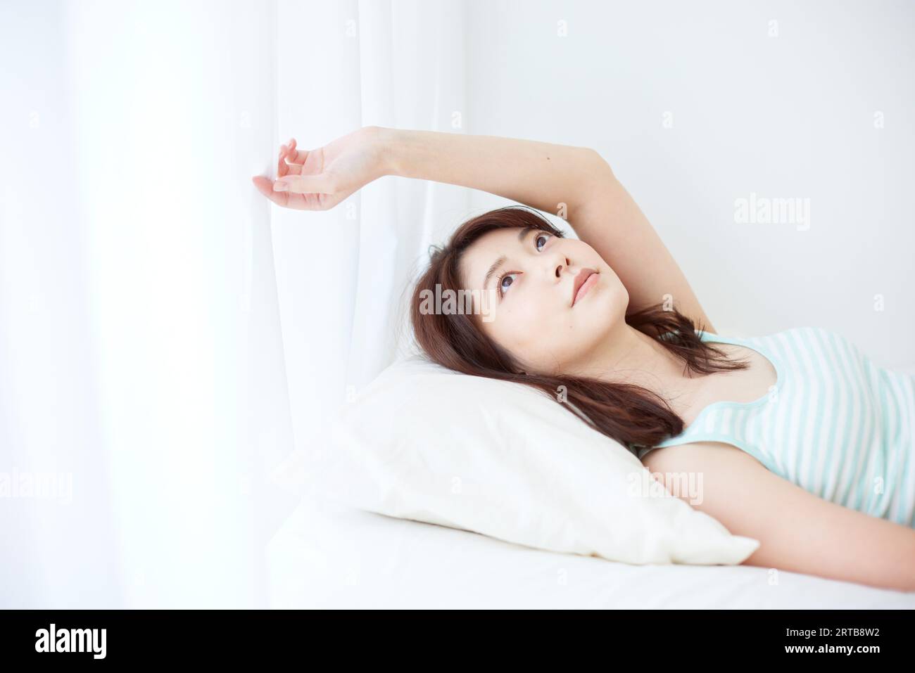 Japanische Frau, die sich zu Hause entspannt Stockfoto