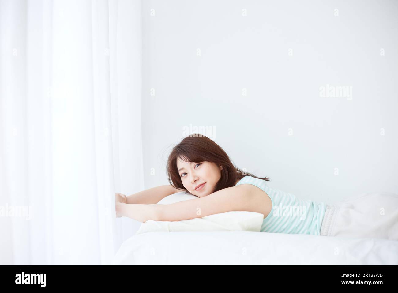 Japanische Frau, die sich zu Hause entspannt Stockfoto