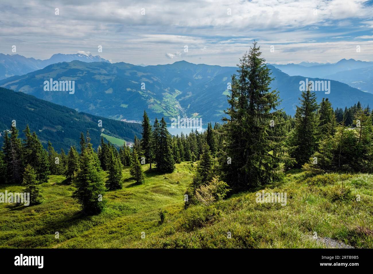 Die Aussicht auf Zell am See von der Schmittenhohe im Salzburgerland, Österreich Stockfoto