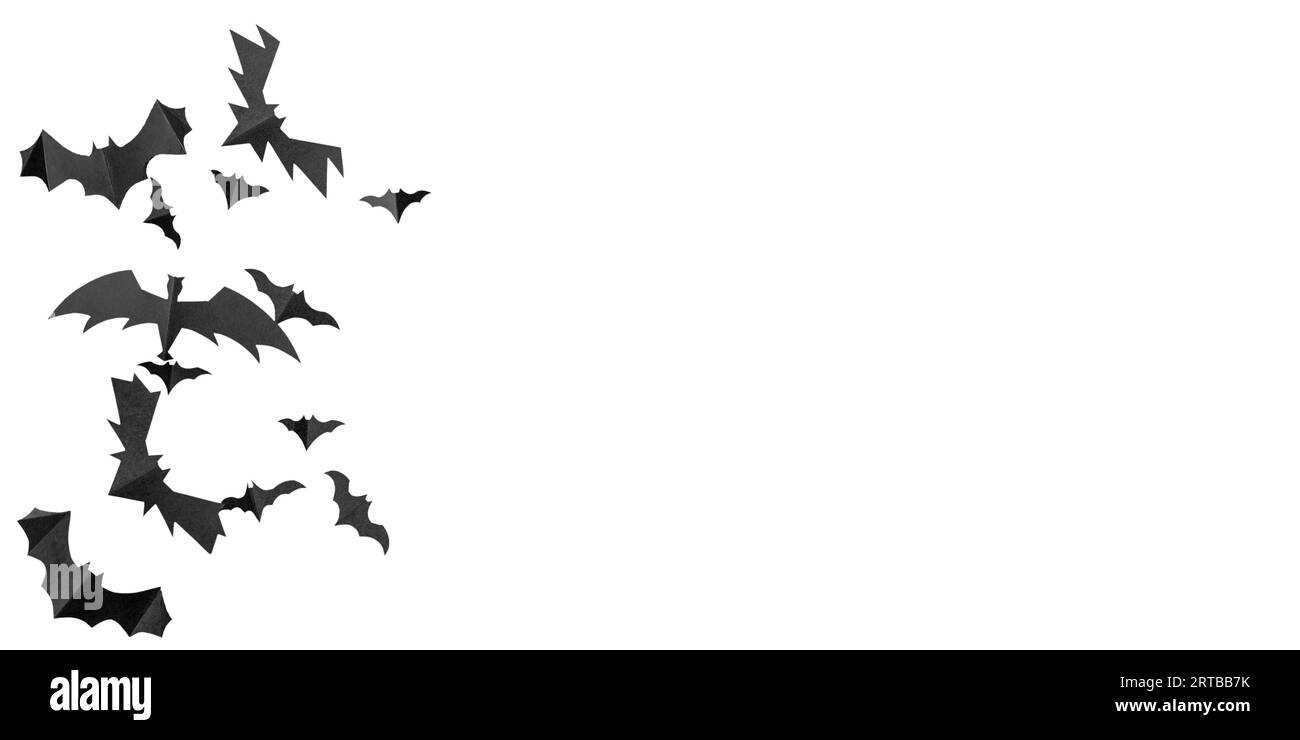 Schwarze Papierfledermäuse fliegen über weißem Hintergrund. Stockfoto