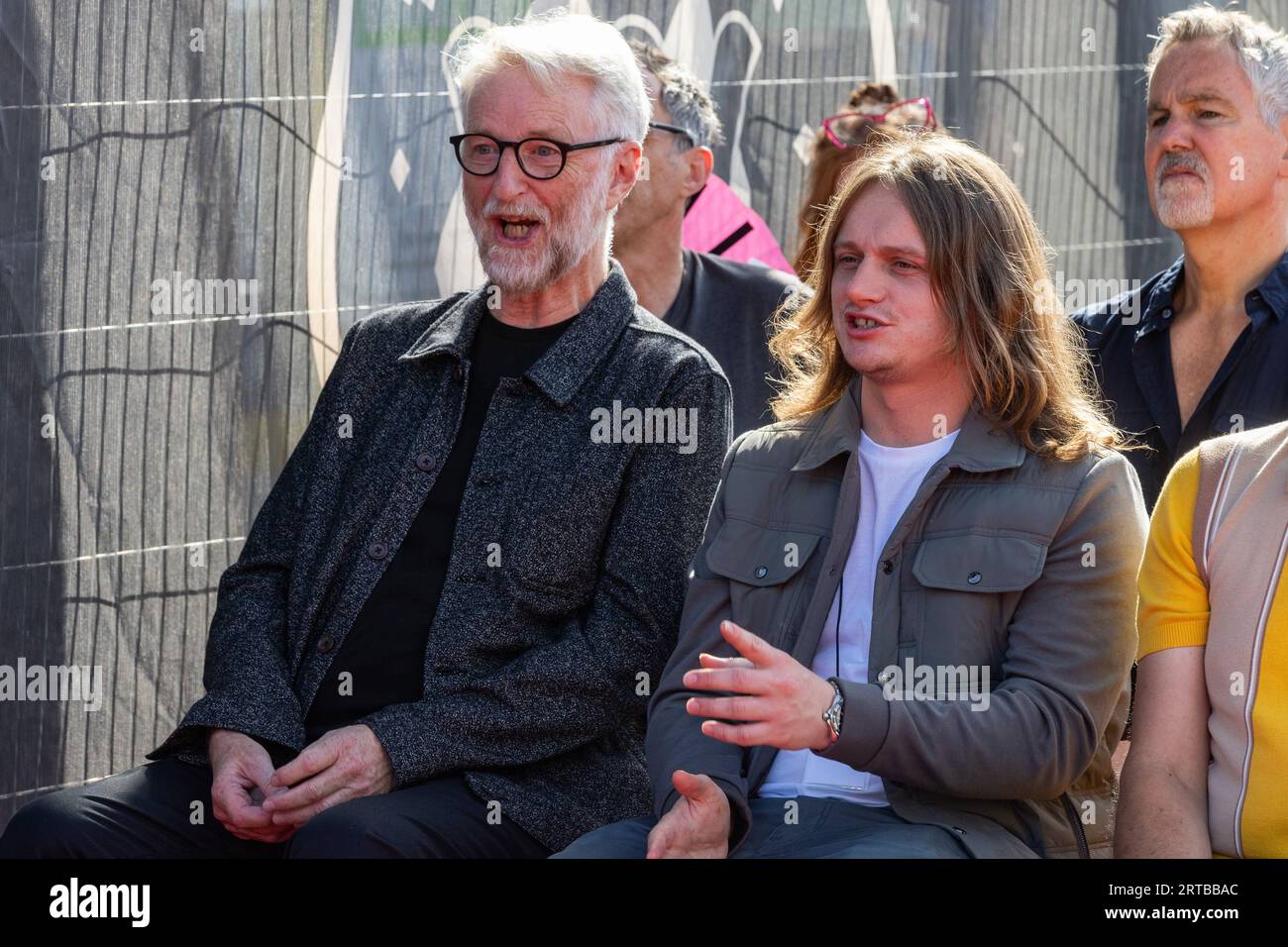 London, Großbritannien. September 2023. Billy Bragg (l) und Singer-Songwriter Jamie Webster (r) sind vor Billy Braggs Einführung beim Music Walk of Fame am 9. September 2023 in London, Großbritannien, abgebildet. Der Music Walk of Fame feiert den Beitrag der Musik zur Kultur, zur Gesellschaft und zum Leben von Menschen aus aller Welt. Der britische Sänger, Songwriter und Aktivist Billy Bragg feiert sein 40-jähriges Bestehen als Musiker. Quelle: Mark Kerrison/Alamy Live News Stockfoto