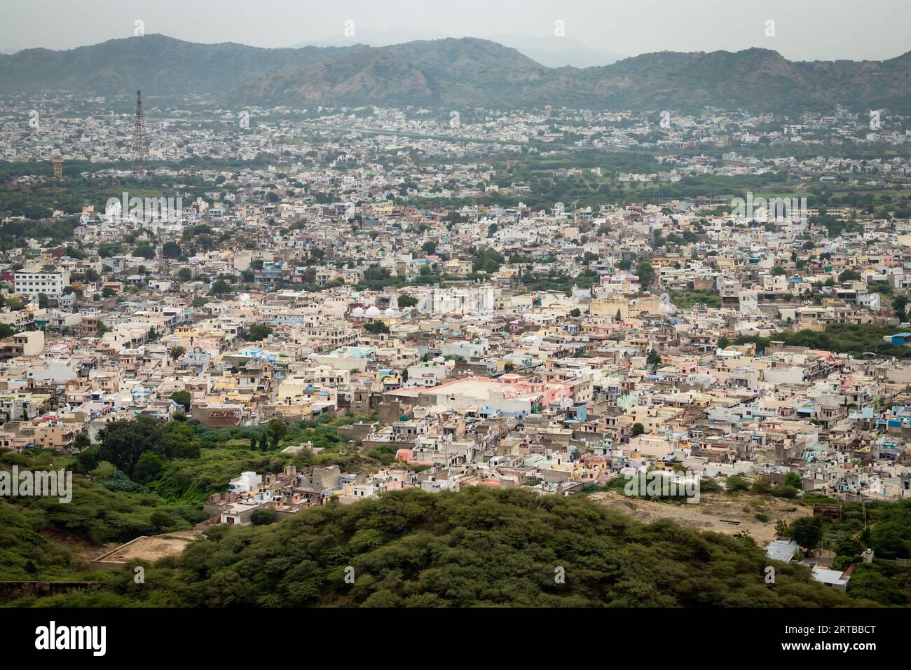 Überfüllte Stadthäuser Landschaft mit nebelnem Berg Hintergrund am Morgen aus flachem Winkel Bild wird in ajmer rajasthan indien aufgenommen Stockfoto