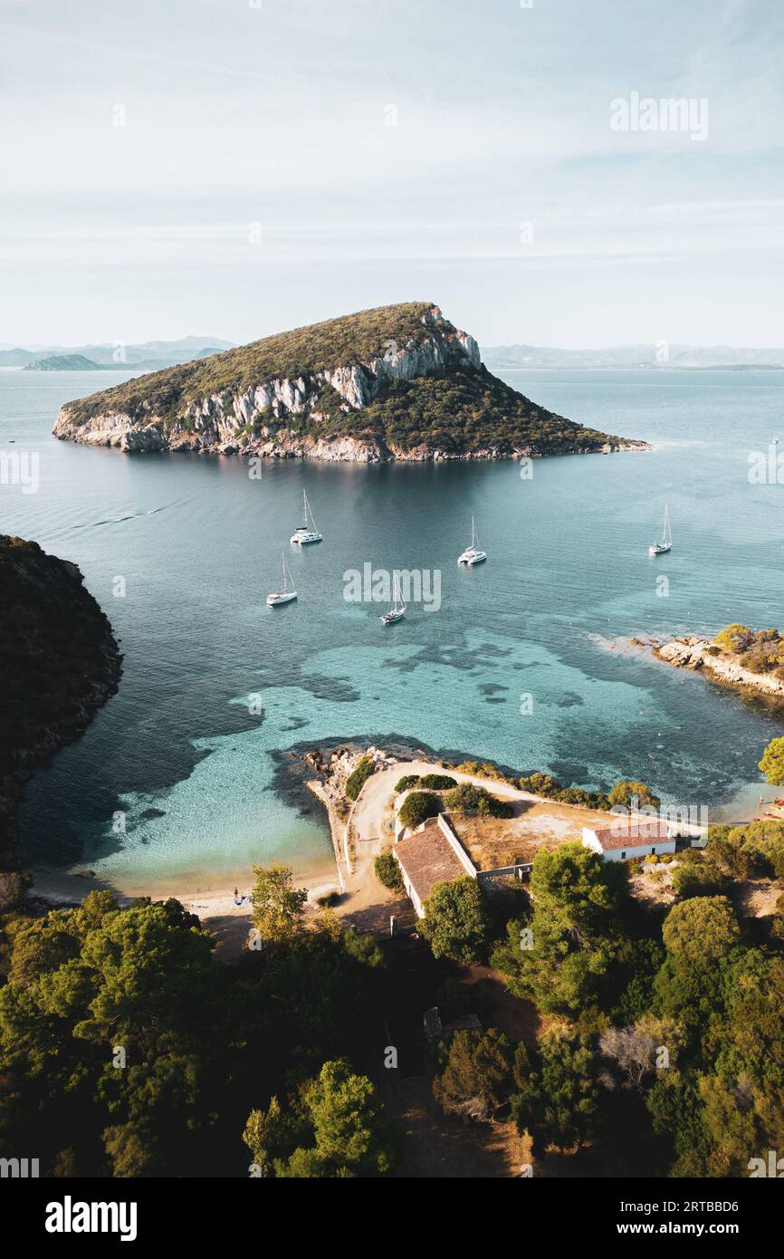 ITALIEN, SARDINIEN 2023: Blick aus der Vogelperspektive auf den berühmten Strand Cala Moresca, in der Nähe des Golfo Aranci. Der Ort befindet sich innerhalb des geschützten Vorgebirges Capo Figari. Der Strand war einer der Drehorte für den neuen Film Little Mermaid Stockfoto