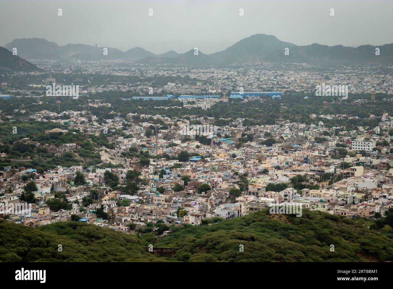 Überfüllte Stadthäuser Landschaft mit nebelnem Berg Hintergrund am Morgen aus flachem Winkel Bild wird in ajmer rajasthan indien aufgenommen Stockfoto