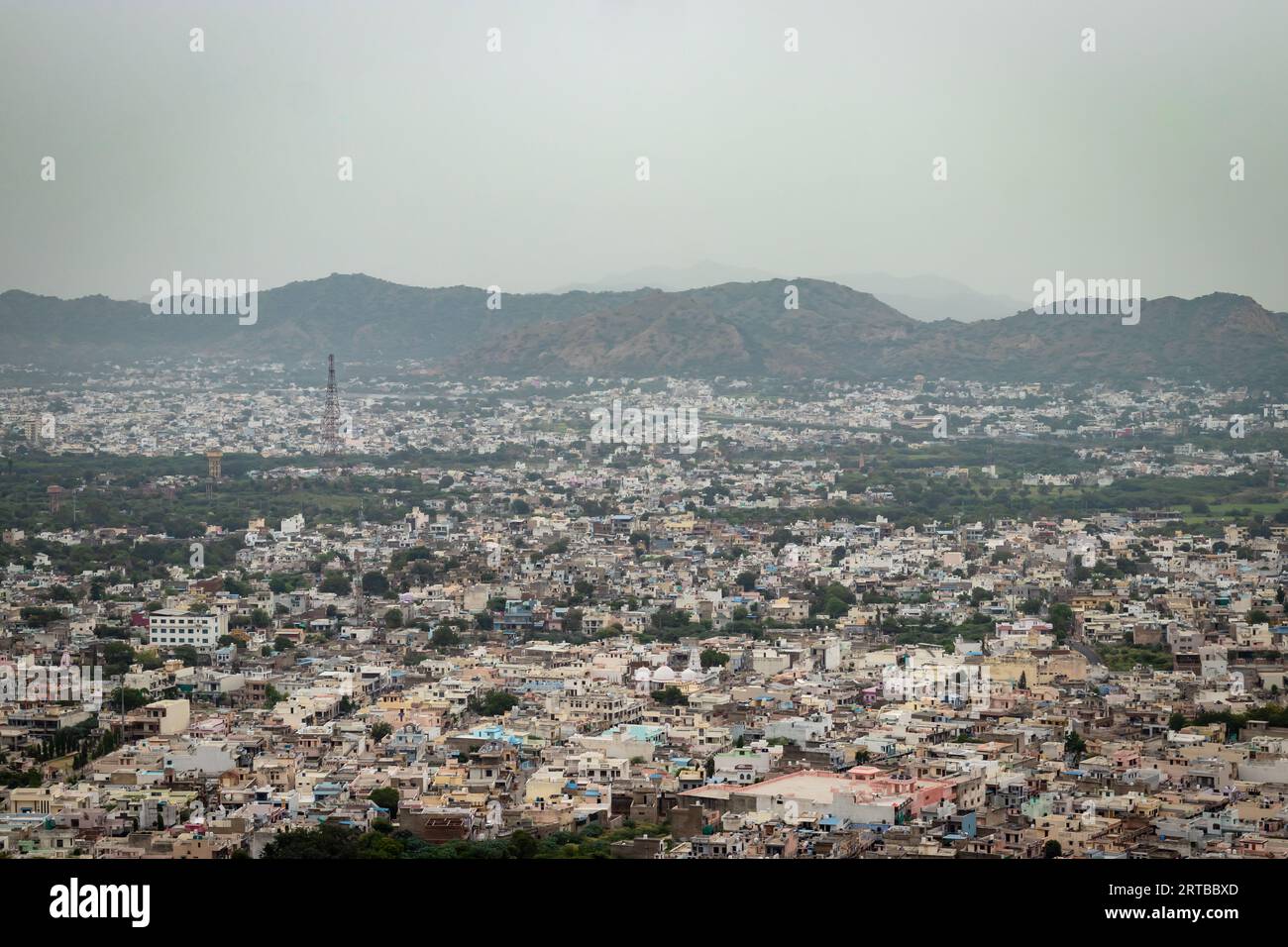 Überfüllte Stadthäuser Landschaft mit nebelnem Berg Hintergrund am Morgen aus flachem Winkel Bild wird in ajmer rajasthan indien aufgenommen Stockfoto