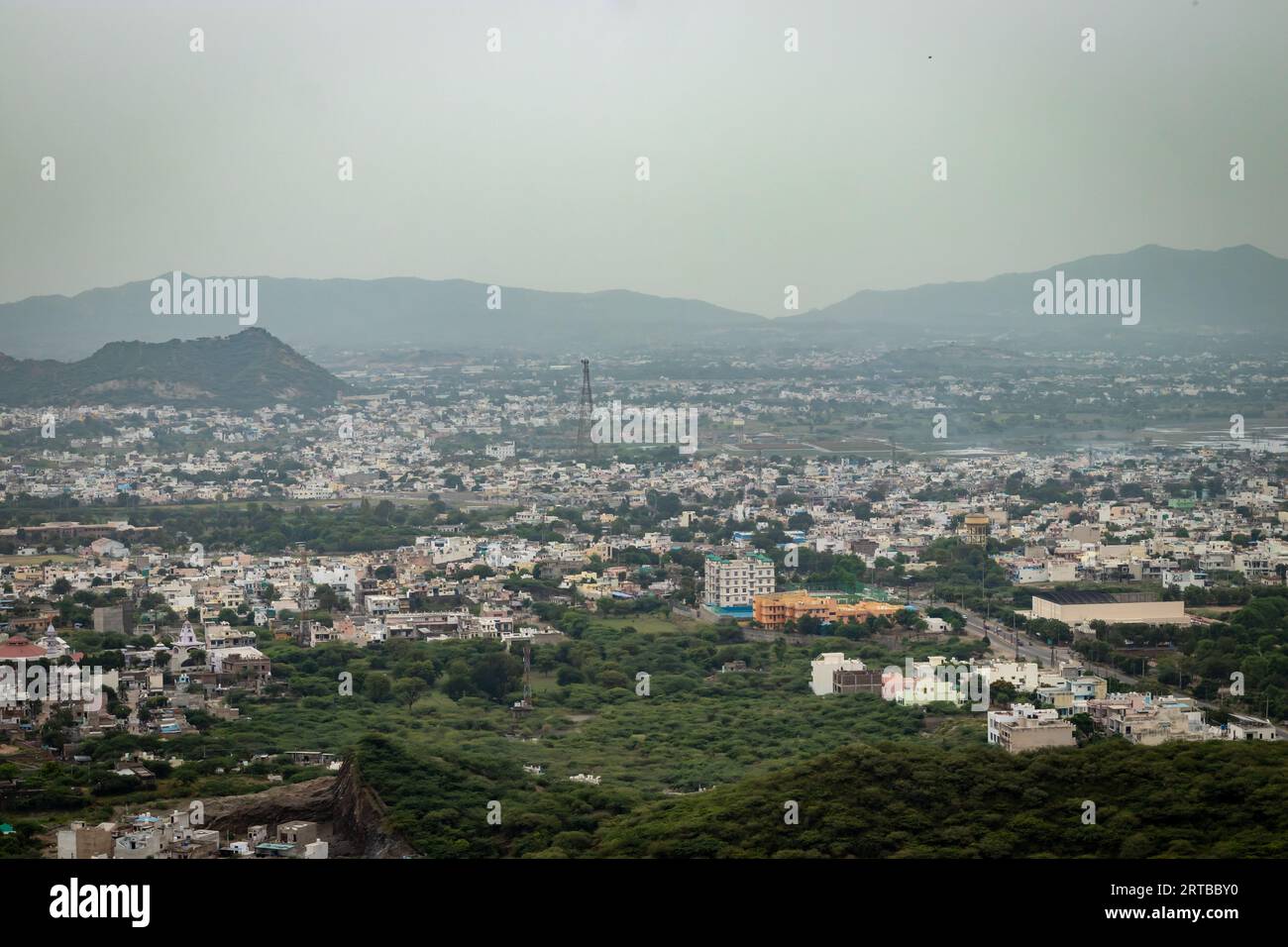Überfüllte Stadthäuser Landschaft mit nebelnem Berg Hintergrund am Morgen aus flachem Winkel Bild wird in ajmer rajasthan indien aufgenommen Stockfoto
