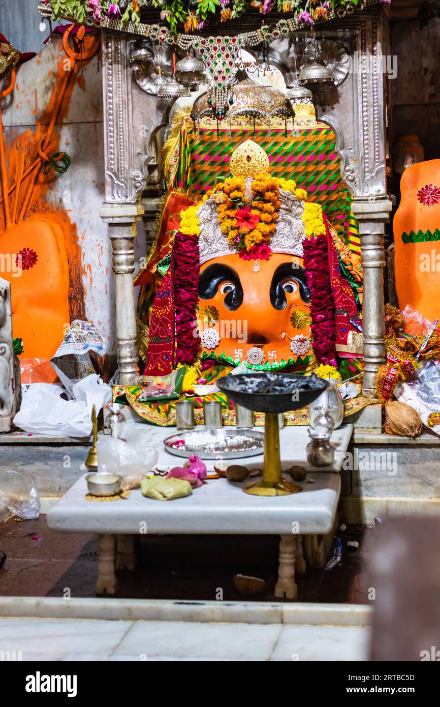 die Statue der hindu-Göttin Shri Chamunda Mata am alten Tempel aus einem anderen Blickwinkel wurde im Shaktipeeth Shri Chamunda Mata Tempel ajmer rajasthan aufgenommen Stockfoto