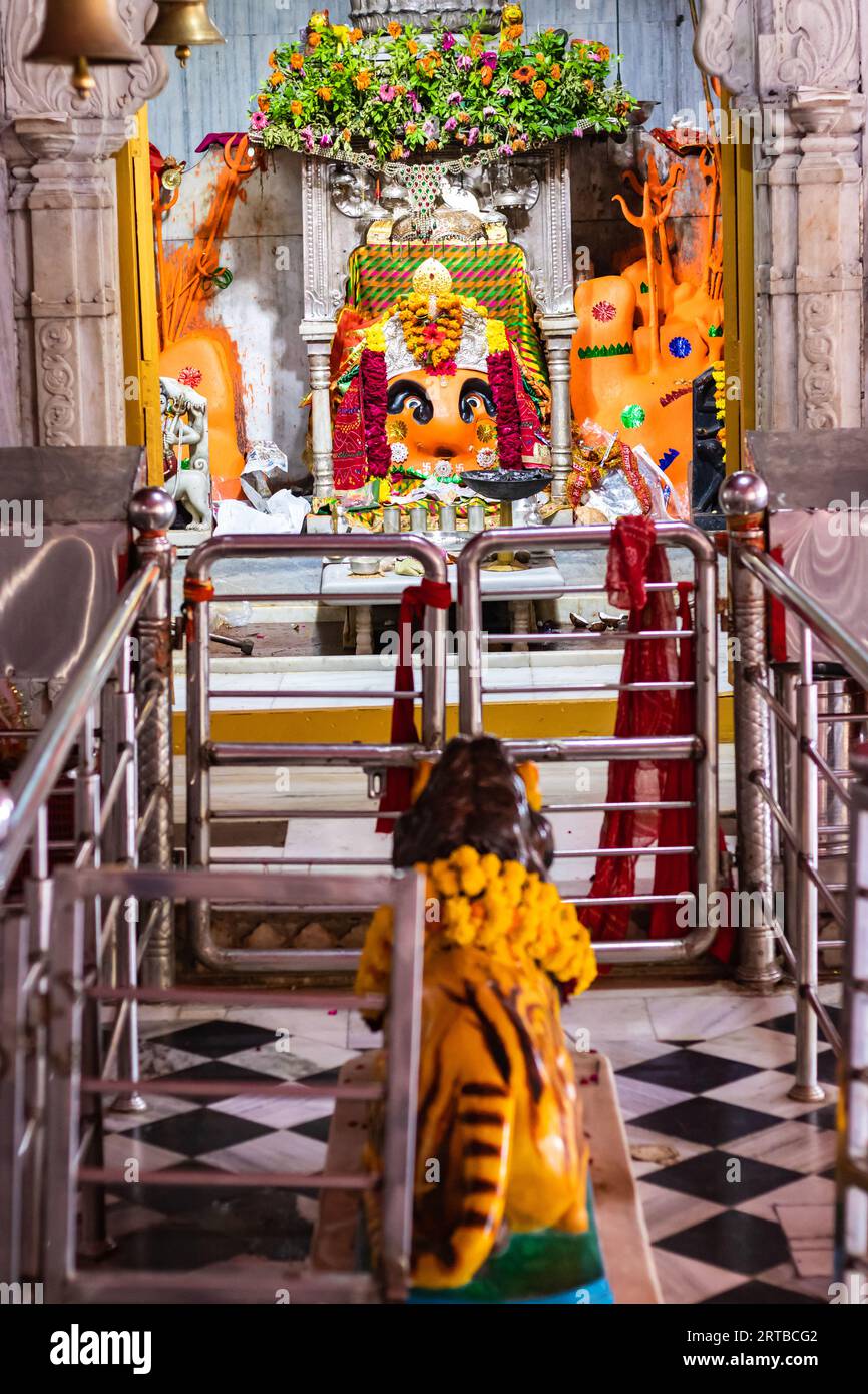 die Statue der hindu-Göttin Shri Chamunda Mata am alten Tempel aus einem anderen Blickwinkel wurde im Shaktipeeth Shri Chamunda Mata Tempel ajmer rajasthan aufgenommen Stockfoto