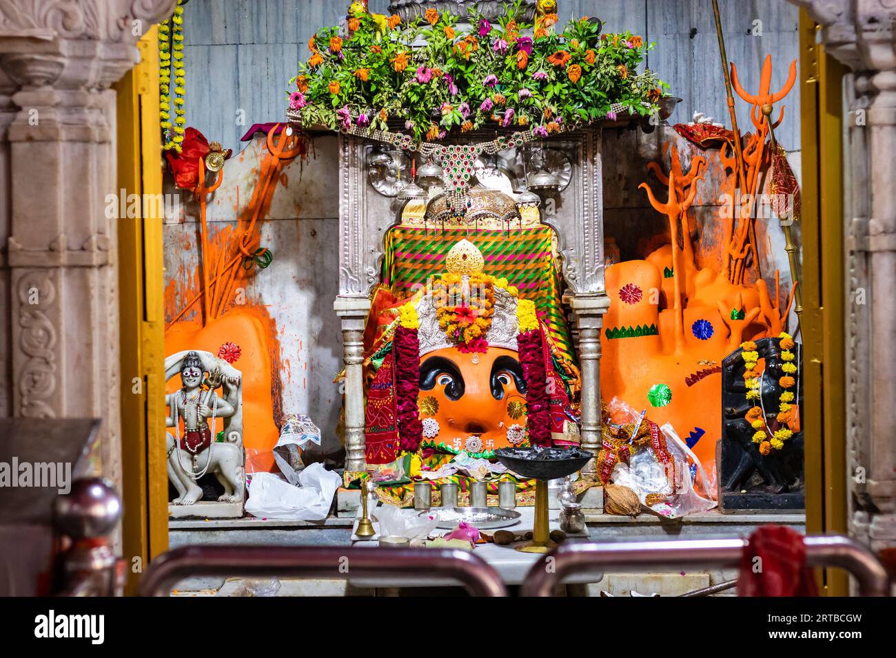 die Statue der hindu-Göttin Shri Chamunda Mata am alten Tempel aus einem anderen Blickwinkel wurde im Shaktipeeth Shri Chamunda Mata Tempel ajmer rajasthan aufgenommen Stockfoto