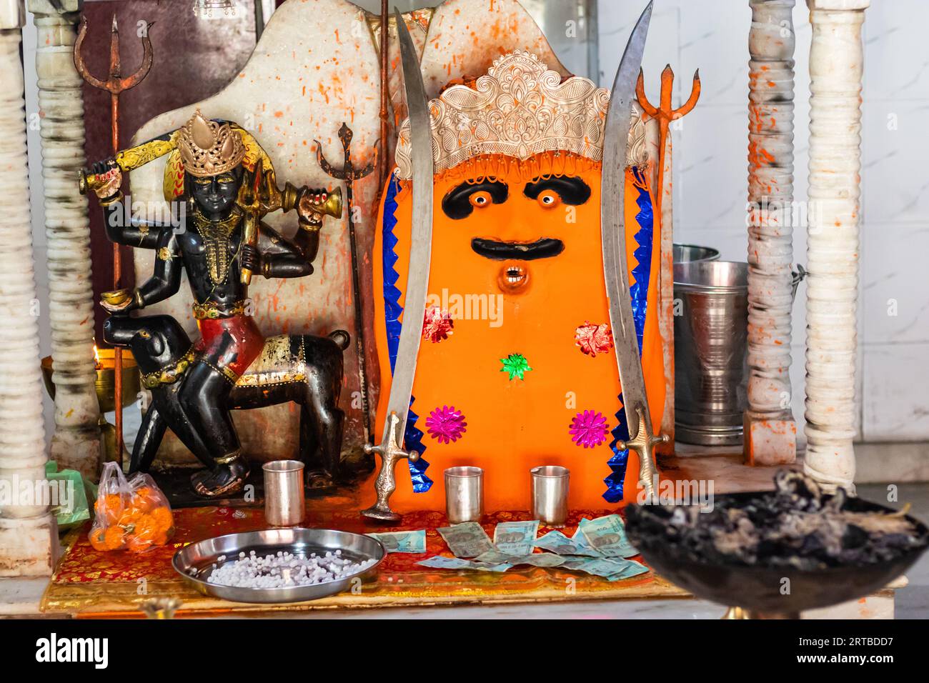 die Statue des hinduistischen Gottes Lord Bhairavnath am alten Tempel aus verschiedenen Blickwinkeln wurde im Shaktipeeth Shri Chamunda Mata Tempel ajmer rajasthan indien aufgenommen Stockfoto