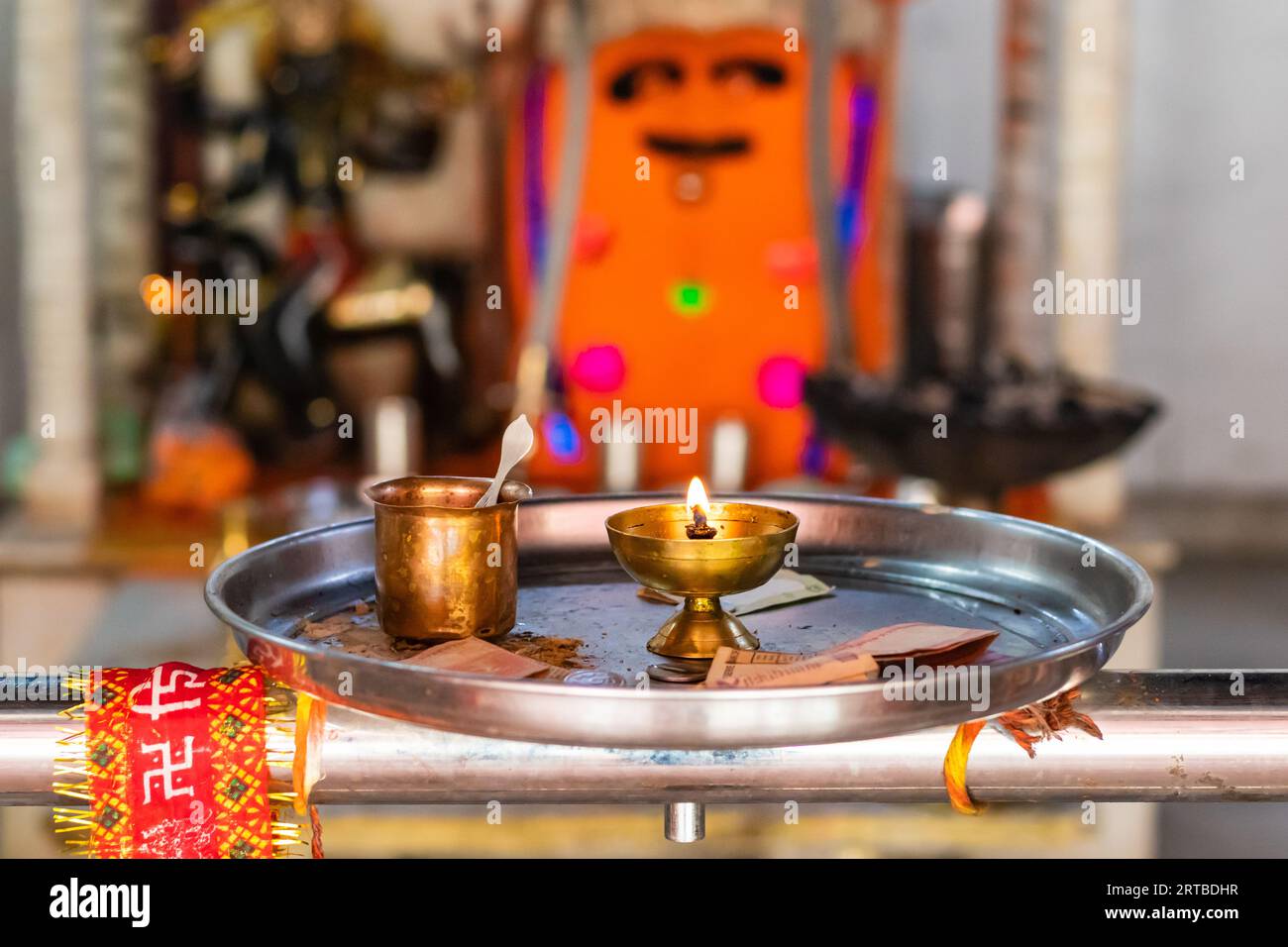 hindu-Tempel aarti die Anbetungsplatte im Tempel mit brennender Öllampe und Weihwasser Stockfoto