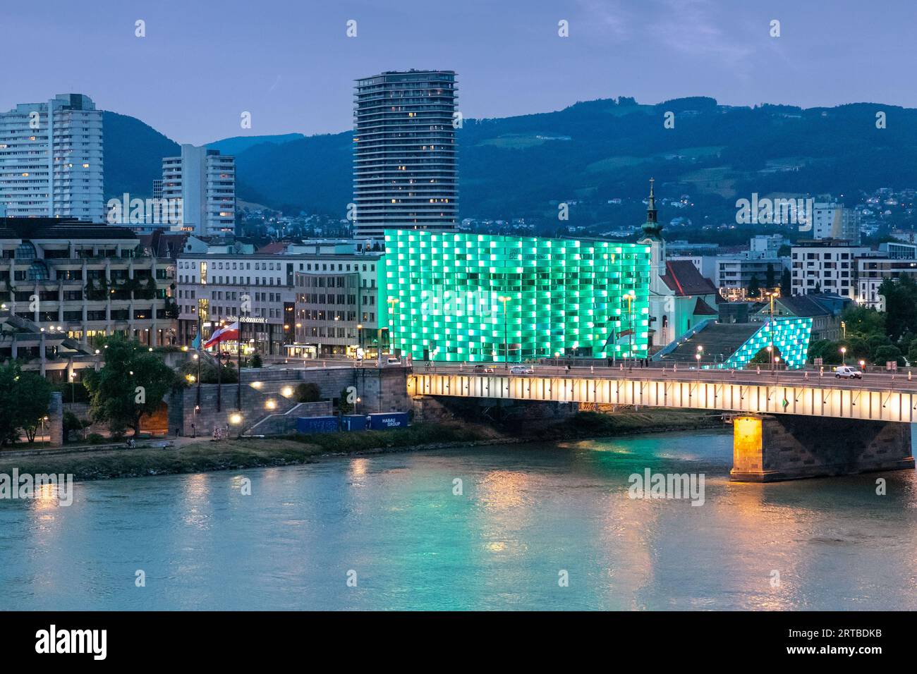 Linz-Urfahr, Donau, Nibelungenbrücke und Ars Electronica Center erleuchteten abends in Linz in Oberösterreich Stockfoto