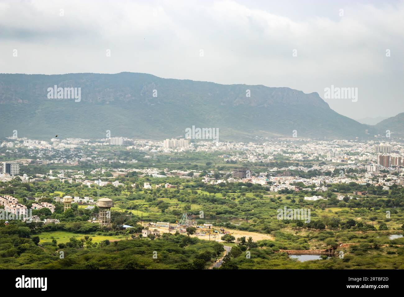 Überfüllte Stadthäuser Landschaft mit nebelnem Berg Hintergrund am Morgen aus flachem Winkel Bild wird in ajmer rajasthan indien aufgenommen Stockfoto