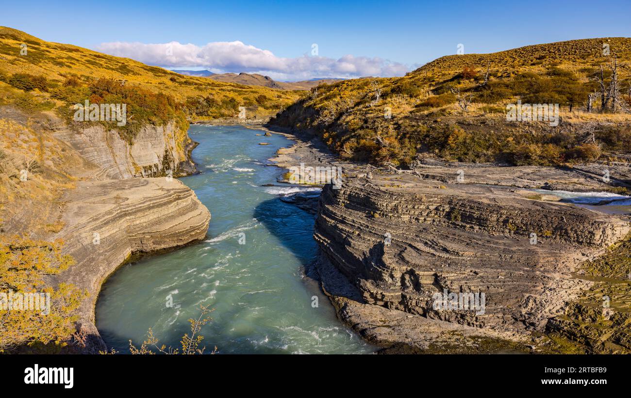 Der Canyon am Cascada Rio Paine Wasserfall im Norden des Torres del Paine Nationalparks im Herbst, Chile, Patagonien, Südamerika Stockfoto