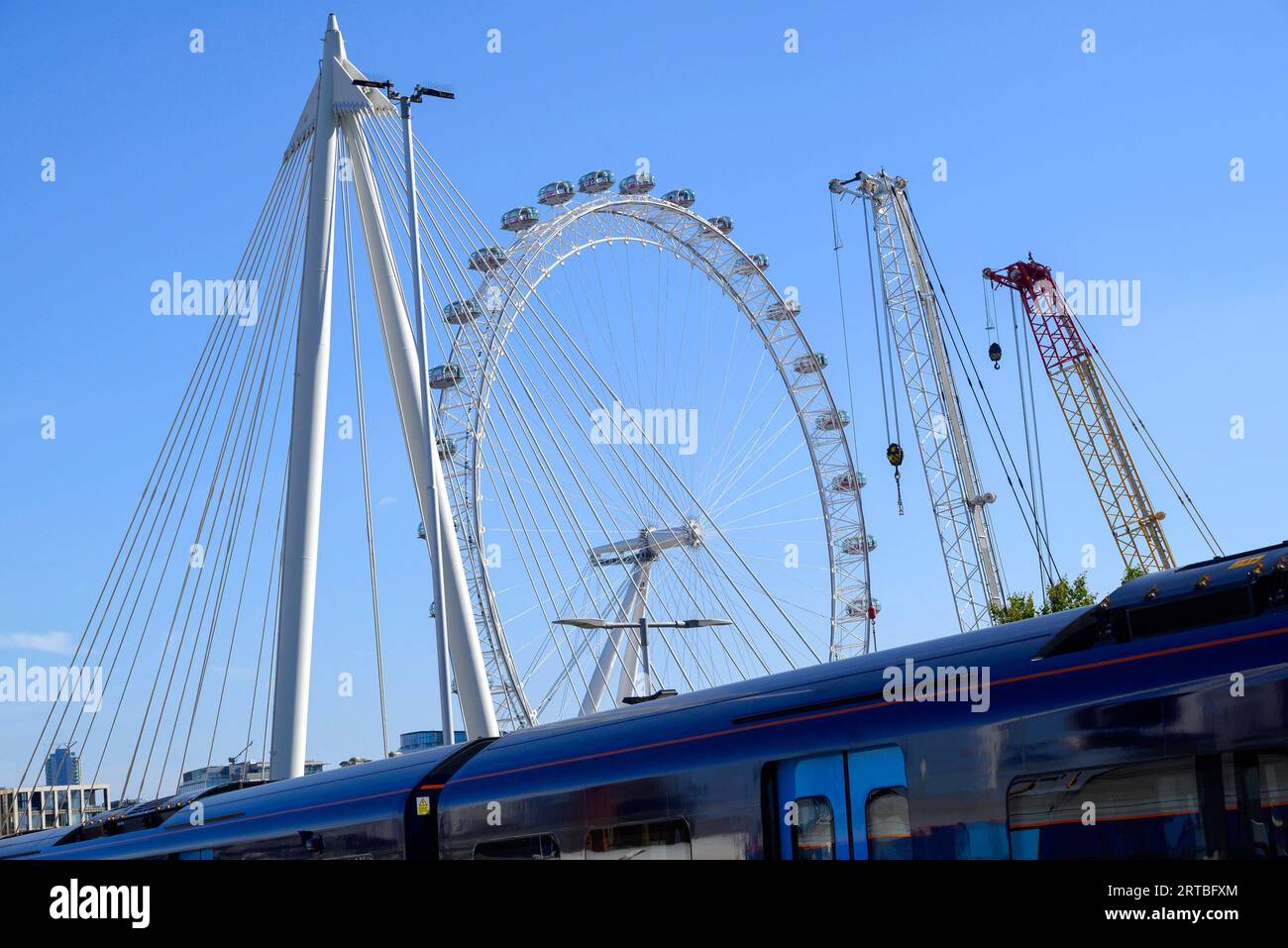 London, Großbritannien. Charing Cross Station - Ende eines Bahnsteigs mit Blick auf das London Eye und die Gebäude am South Bank Stockfoto