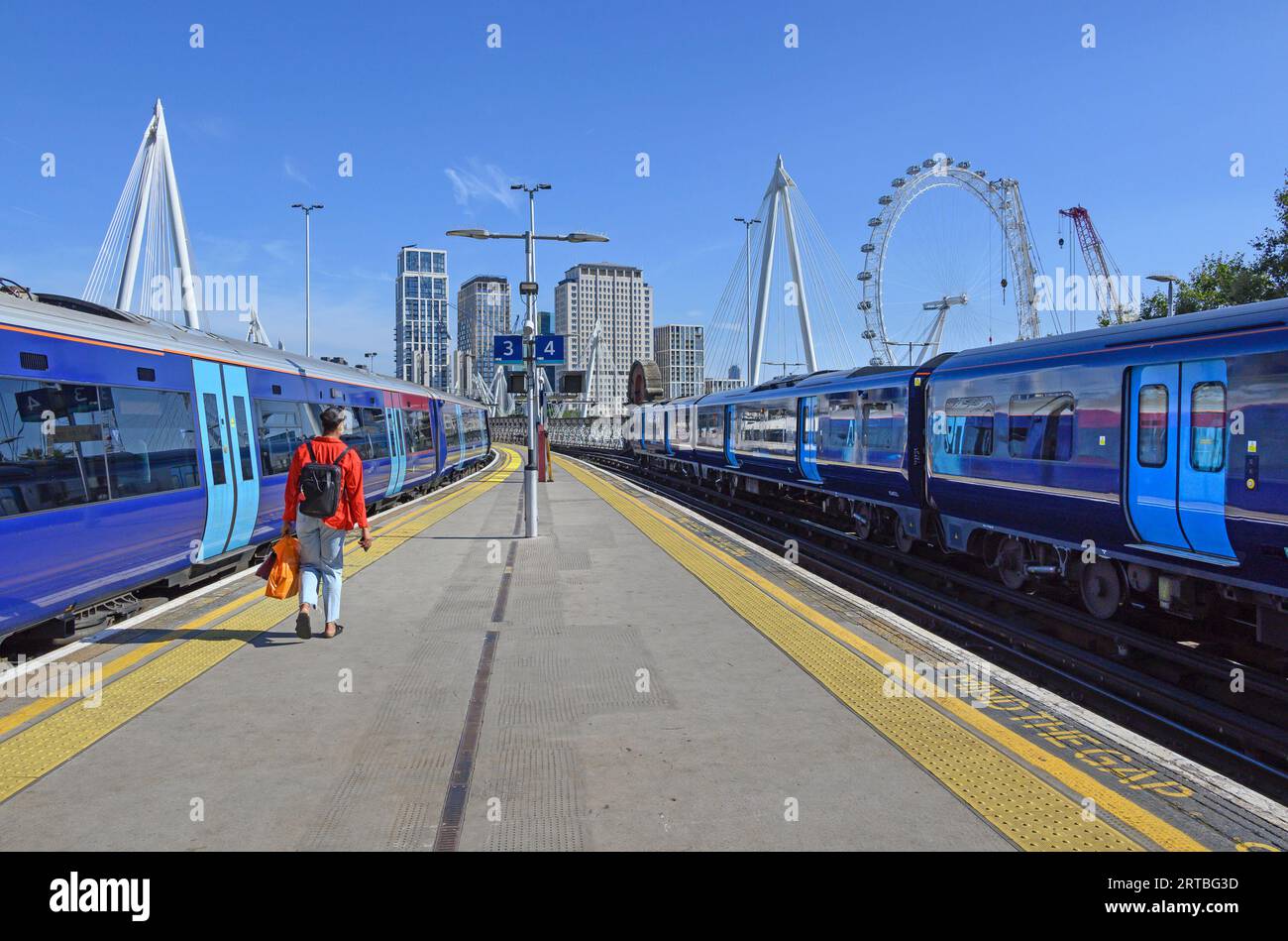 London, Großbritannien. Charing Cross Station - Ende eines Bahnsteigs mit Blick auf das London Eye und die Gebäude am South Bank Stockfoto