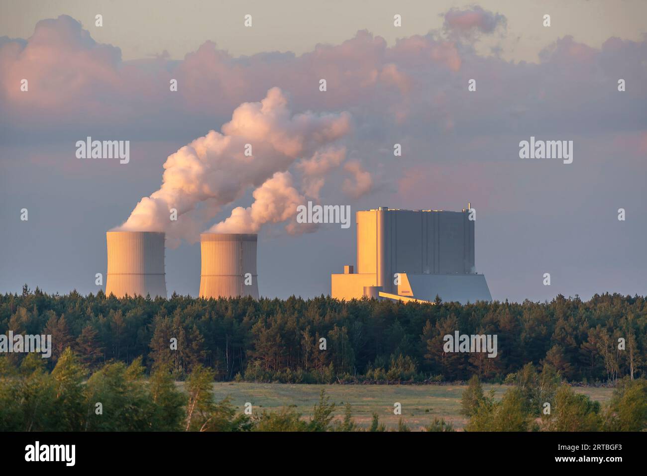 Braunkohlekraftwerk in der Bergbaulandschaft, Deutschland, Sachsen, Lausitz Stockfoto