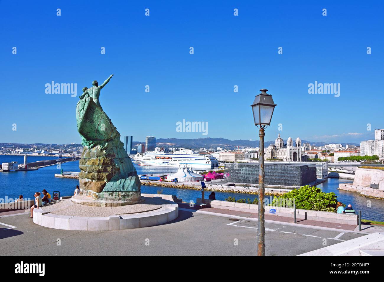 Statue im Park von Prado, Mucem Museum und der Kathedrale La Major im Hintergrund, Frankreich, Provence, Bouches du Rhone, Marseilles Stockfoto