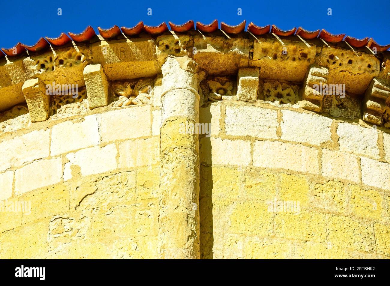 Segovia, Spanien, mittelalterliche Außenarchitektur der Kirche San Andres. Stockfoto