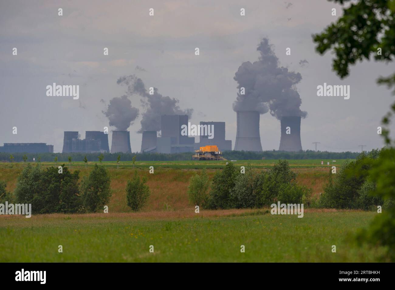 Kohlekraftwerk Boxberg und Aussichtsturm im Tagebau Nochten, Nachbergbaufläche, Deutschland, Sachsen, Lausitz Stockfoto