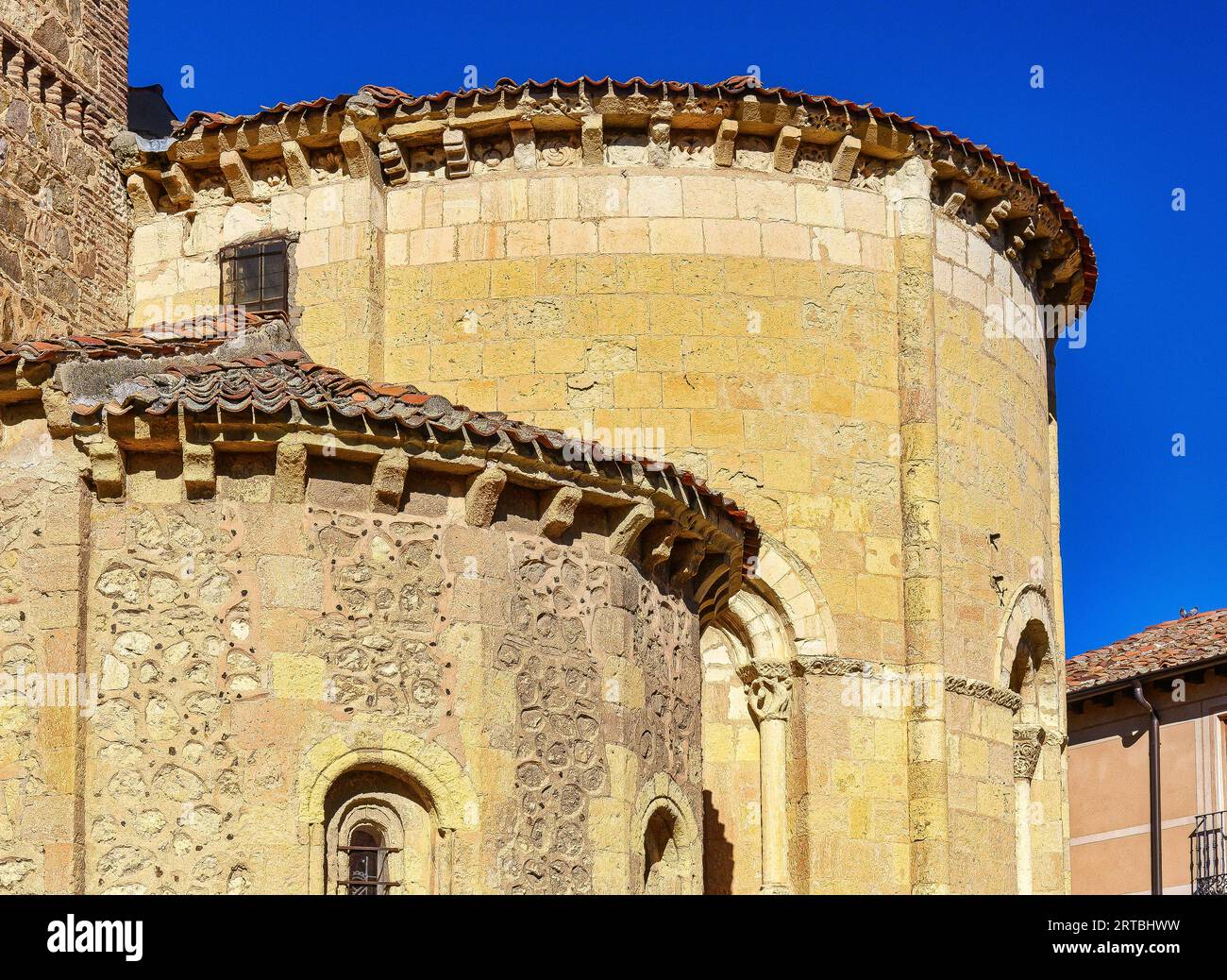 Segovia, Spanien, mittelalterliche Außenarchitektur der Kirche San Andres. Stockfoto