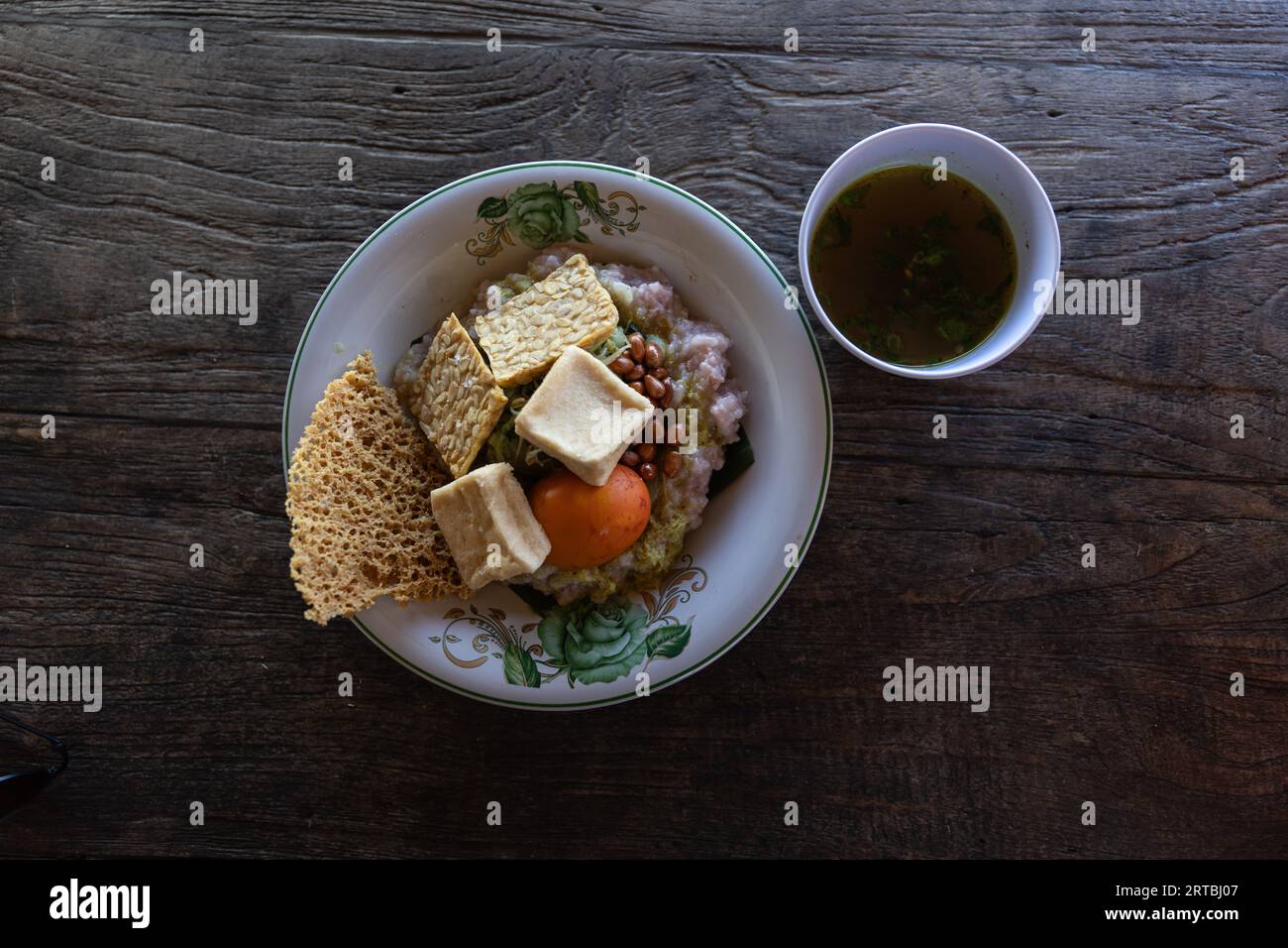 Bubur Betutu (Betutu Porridge), ein traditionelles balinesisches Essen aus Jatiluwih, Bali, Indonesien Stockfoto