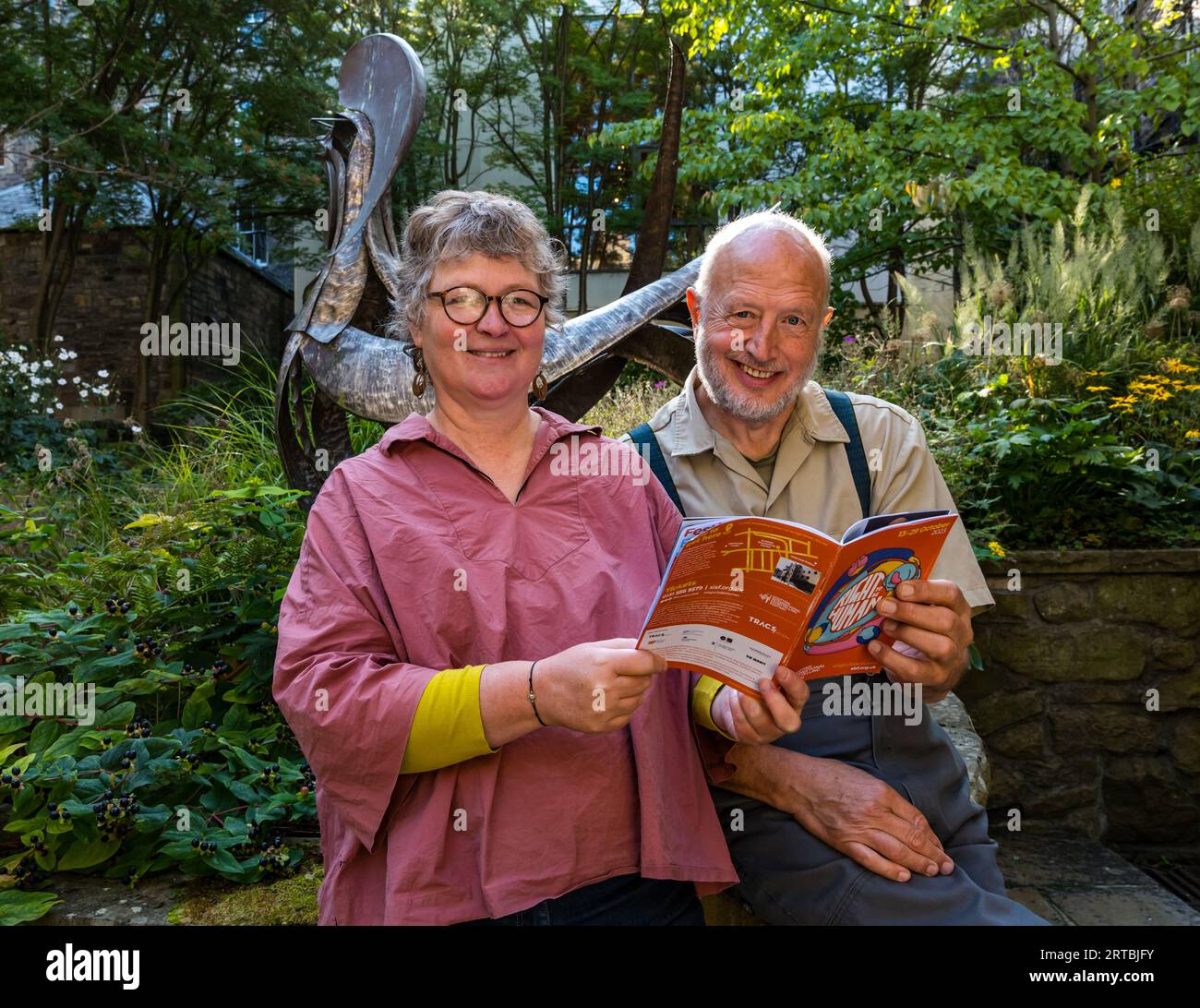 Scottish Storytelling Centre, Edinburgh, Schottland, Vereinigtes Königreich, 12. September 2023, Scottish International Storytelling Festival: das Programm des Festivals 2023 feiert den 75. Jahrestag der Allgemeinen Erklärung der Menschenrechte mit Geschichten und Live-Musik, die unser „Recht, Mensch zu sein“ feiern. Abgebildet: Mairi Campbell, Sängerin und Musikerin mit Svend-Erik Engh aus Dänemark, die zusammen in einer Musik-/Story-Show über die harten Realitäten des Krieges auftreten. Sally Anderson/Alamy Live News Stockfoto