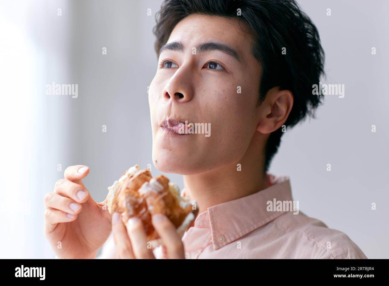 Japanischer Mann, der zu Hause isst Stockfoto