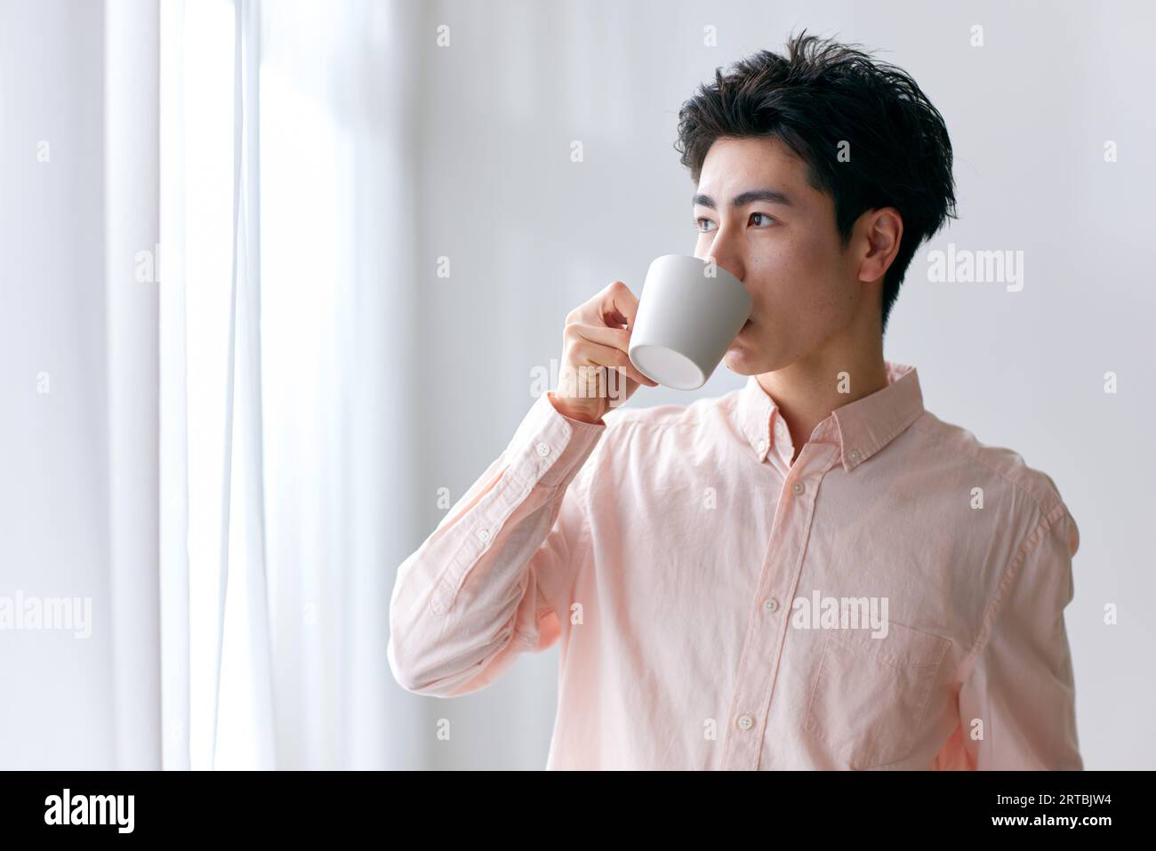 Japanischer Mann, der sich zu Hause entspannt Stockfoto