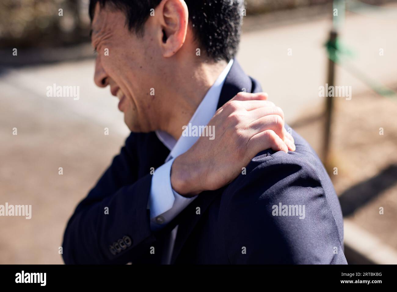 Japanischer Mann unter Schmerzen Stockfoto