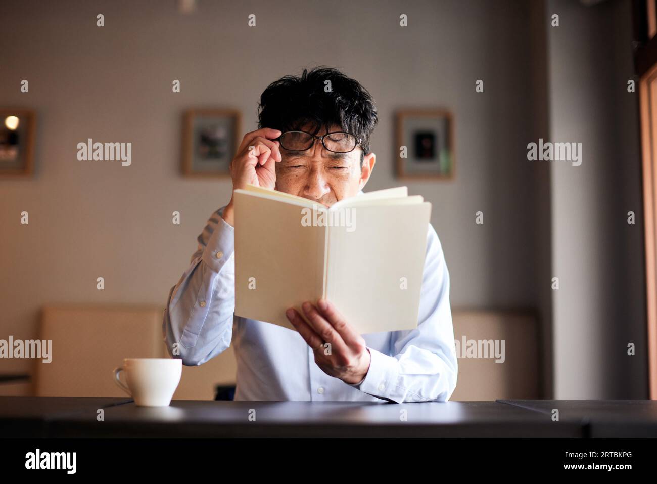 Japanischer Mann mit schlechtem Anblick Stockfoto