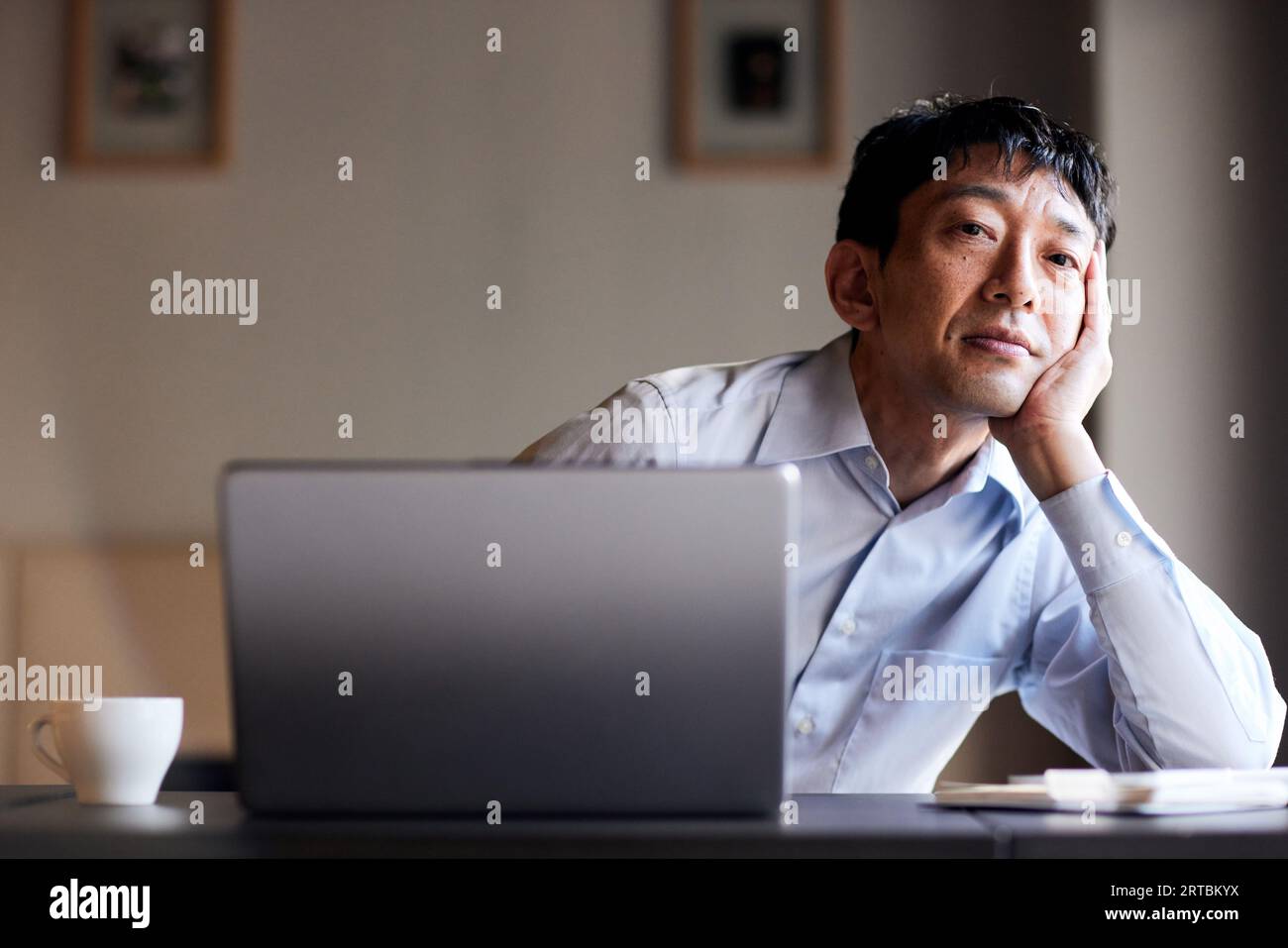Japanischer Mann mit Laptop Stockfoto