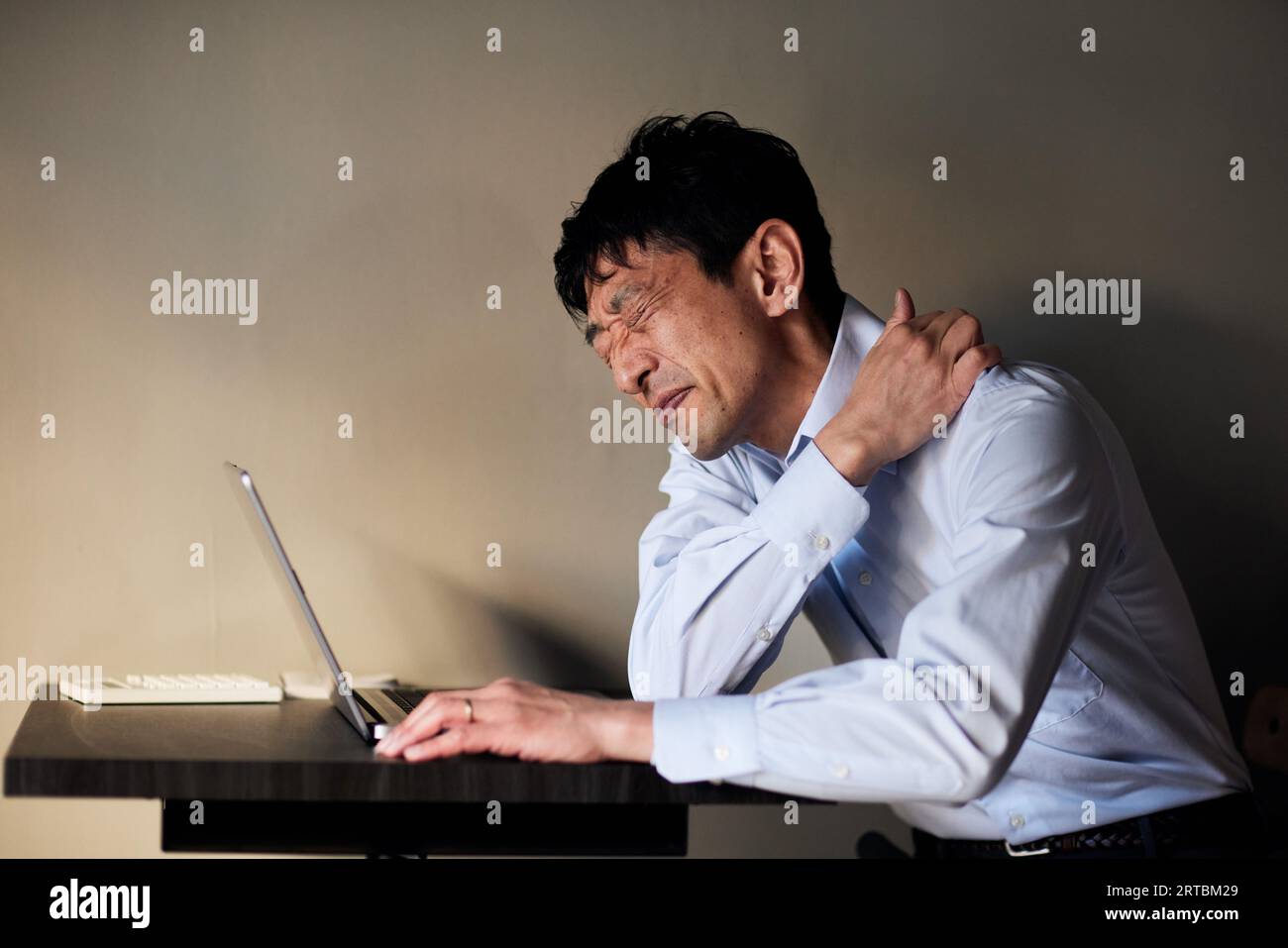 Japanischer Mann unter Schmerzen Stockfoto