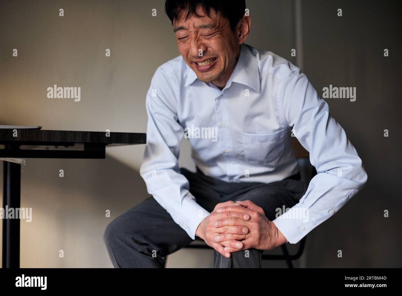 Japanischer Mann unter Schmerzen Stockfoto