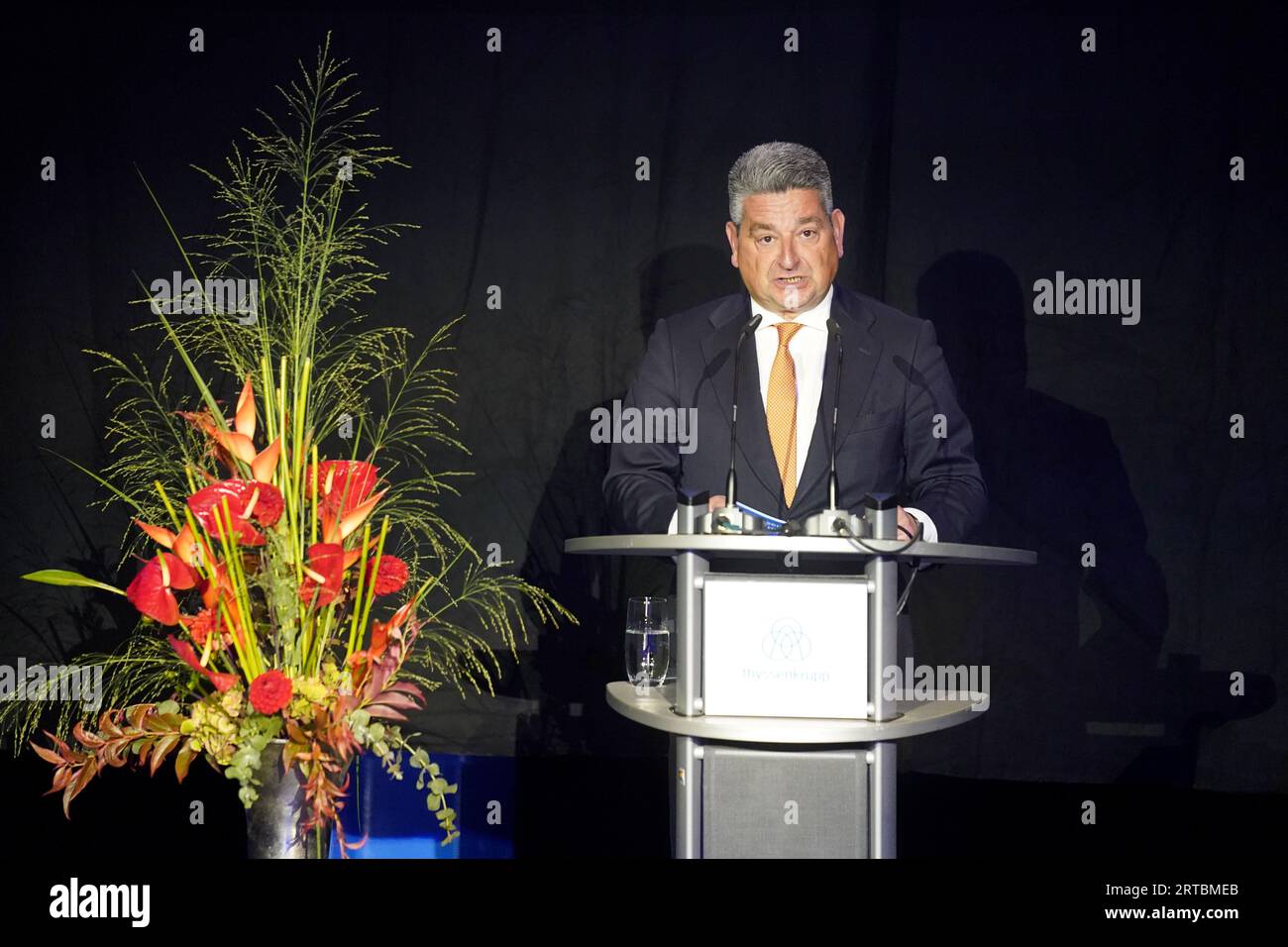 Kiel, Deutschland. September 2023. Miguel López, Vorstandsvorsitzender der thyssenkrupp AG, spricht während des Produktionsbeginns von sechs neuen U-Booten der Klasse 212CD auf der Werft thyssenkrupp Marine Systems GmbH. Bis 2034 sollen vier Boote der neuen Baureihe 212CD für Norwegen und zwei für die Deutsche Marine in einer neuen Schiffbauhalle gebaut werden. Die neuen Boote sollen 74 Meter lang, 10 Meter breit und 13 Meter hoch sein. Quelle: Marcus Brandt/dpa/Alamy Live News Stockfoto