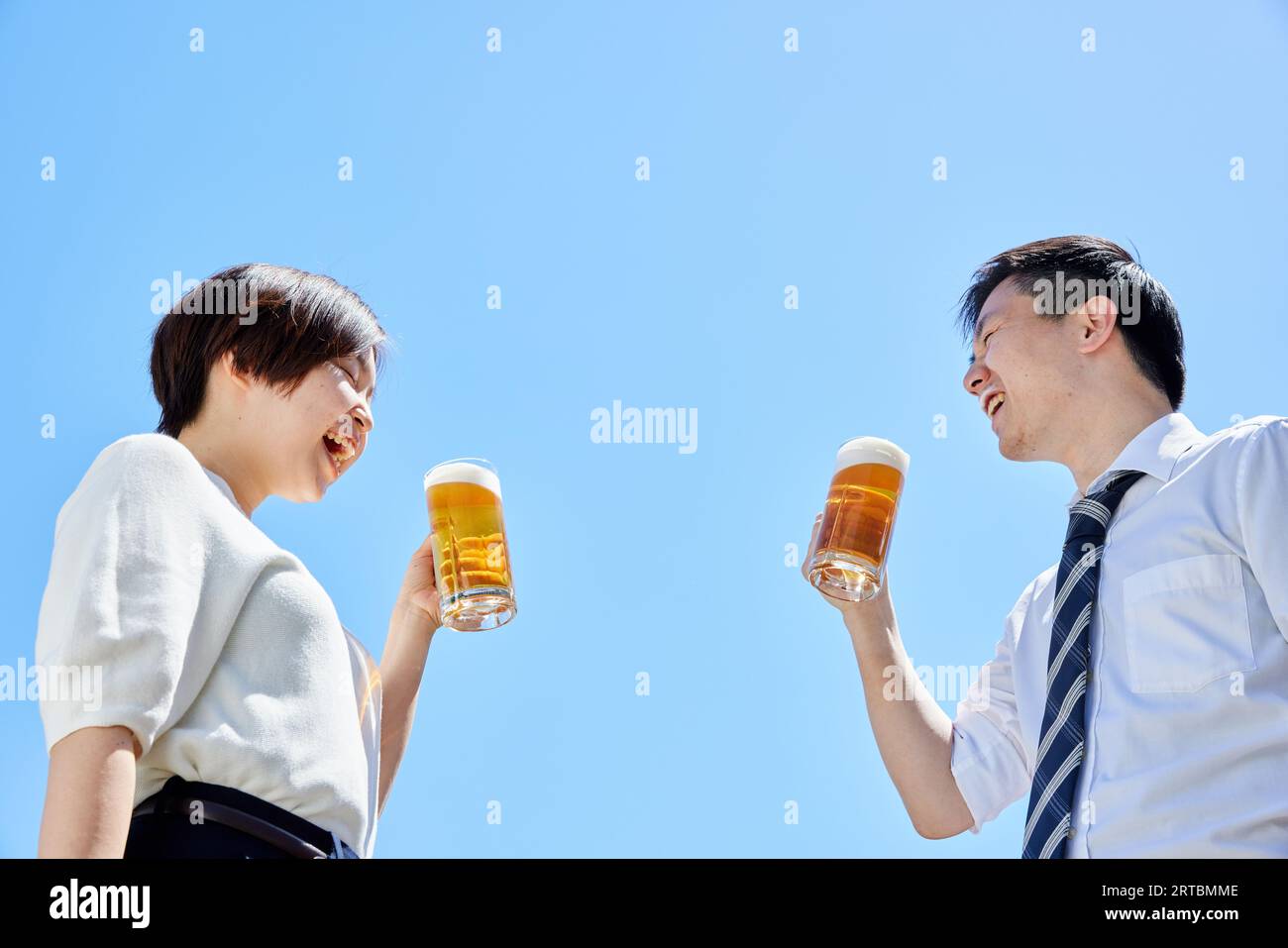 Japanische Leute trinken Bier Stockfoto