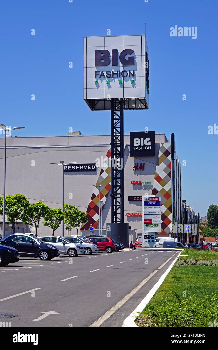 Belgrad, Serbien - 1. Juli 2020: Hohes Totem-Säulen-Schild, großes Einkaufszentrum im Modepark in der Hauptstadt. Stockfoto