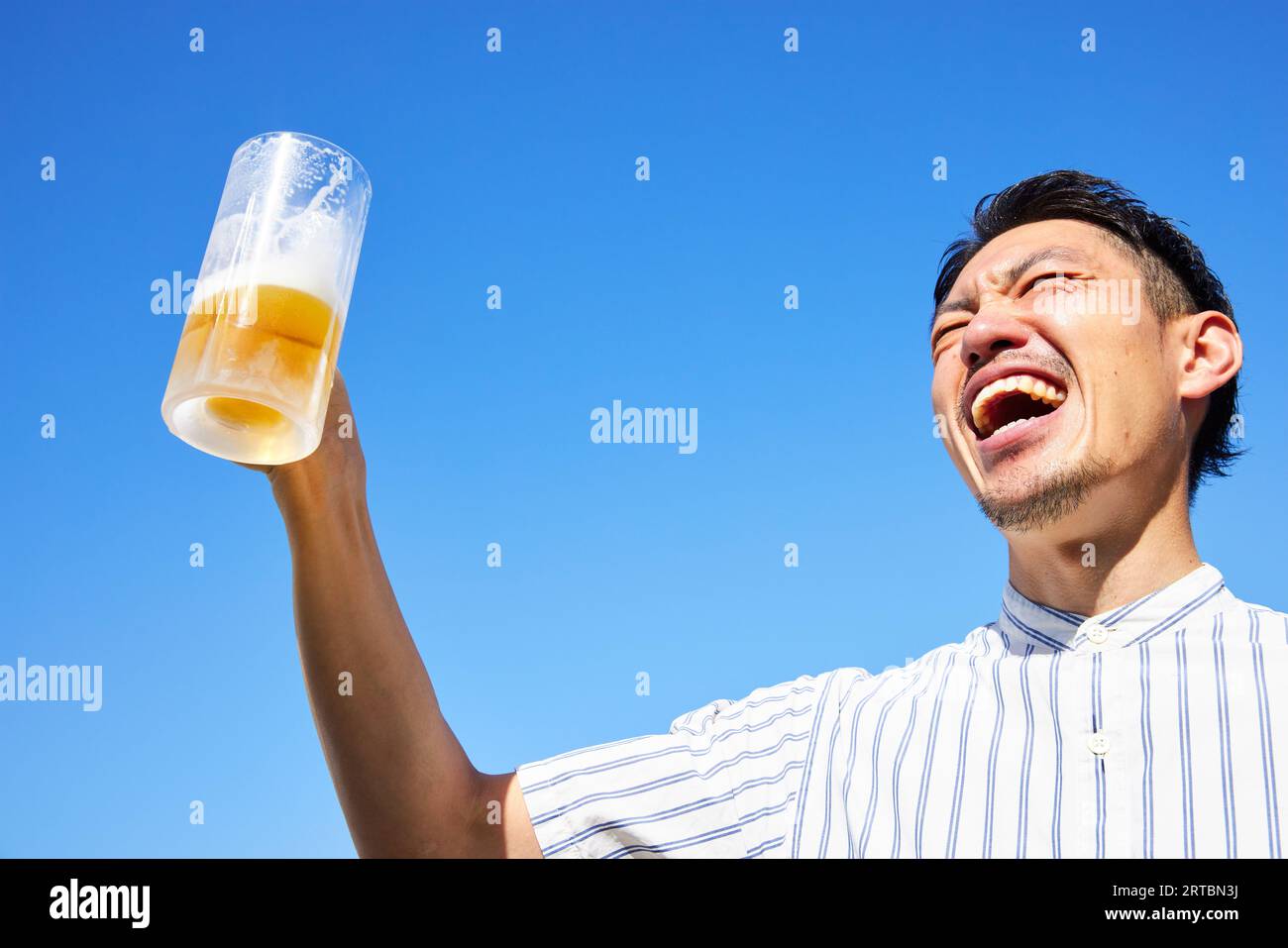 Japanischer Mann trinkt Bier Stockfoto