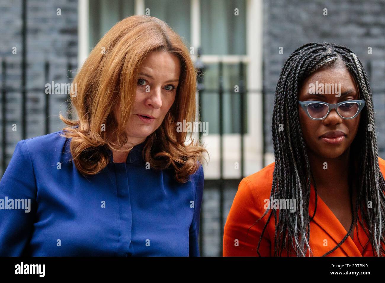 Downing Street, London, Großbritannien. September 2023. Gillian Keegan, Staatssekretär für Bildung, und Kemi Badenoch, Staatssekretär für Wirtschaft und Handel, Präsident des Board of Trade und Minister für Frauen und Gleichstellung, nehmen an der wöchentlichen Kabinettssitzung in der Downing Street 10 Teil. Foto von Amanda Rose/Alamy Live News Stockfoto