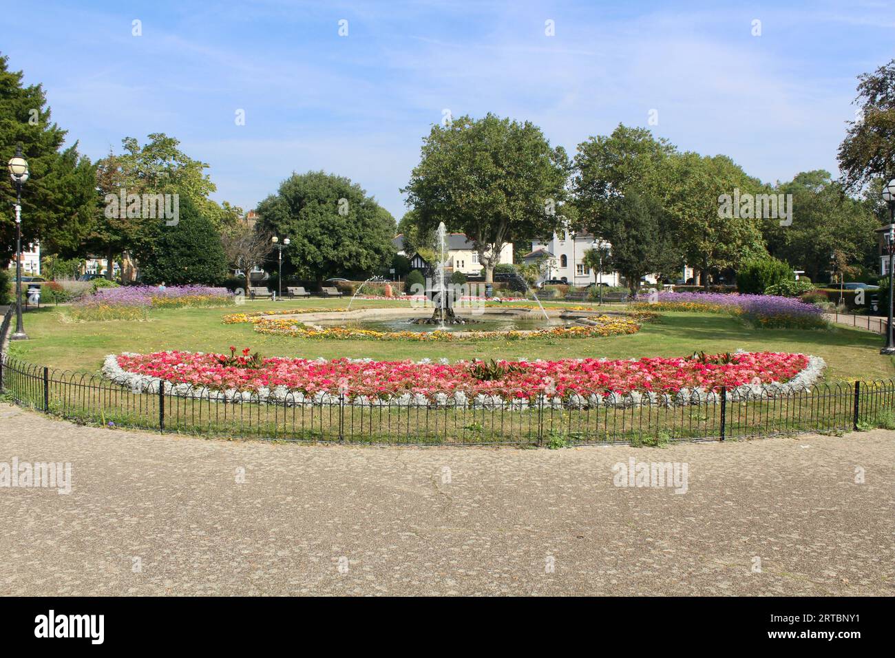 Brunnen und Blumengrenze, Prittlewell Square Gardens, Southend on Sea, Essex, England, UK Stockfoto
