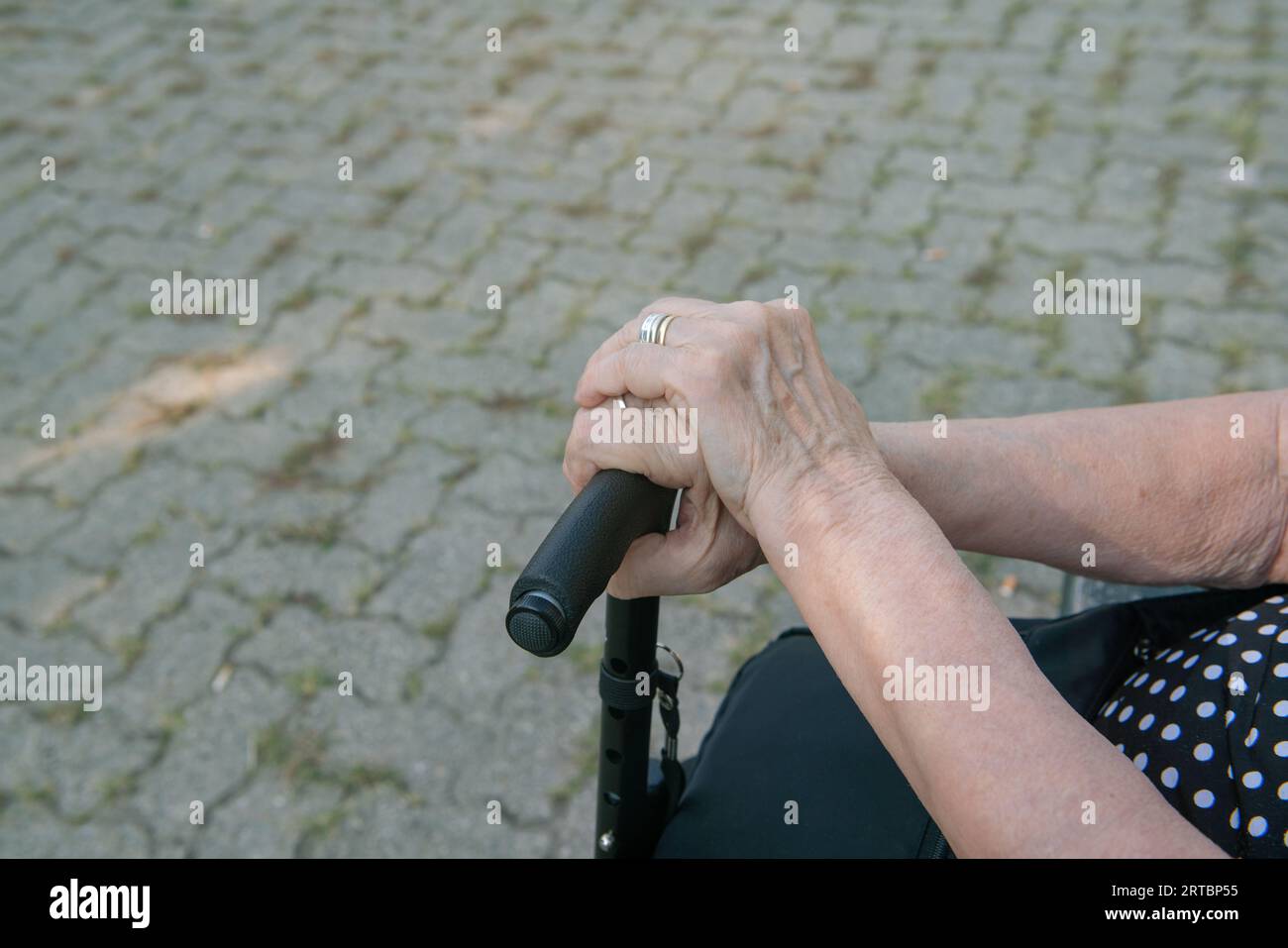 Ältere Menschen mit Rohrstock, ohne Beine und Rohrstock aufgrund von Alter, Gehproblemen, Arthrose, Alterskrankheiten. Stockfoto