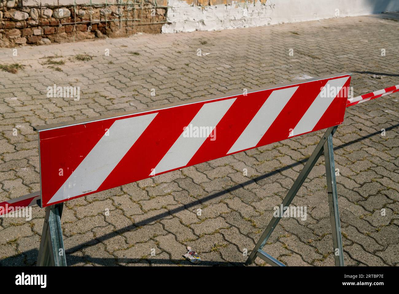 Gut sichtbare Schilder auf einer Baustelle, Darstellung des Arbeitsbeginns. ECO-Bonus Stockfoto