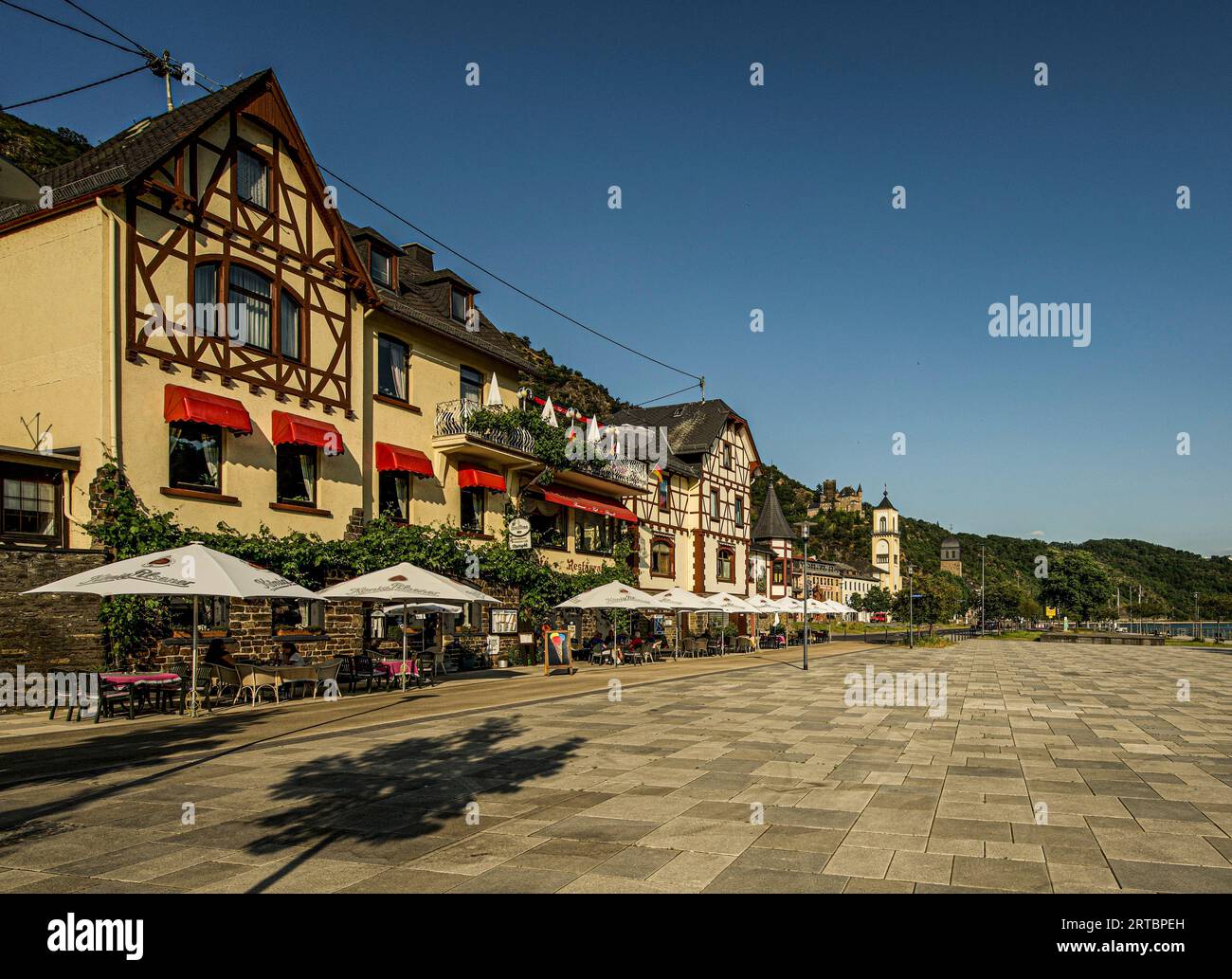 Outdoor-Gastronomie an der Rheinpromenade von St. Goarshausen, im Hintergrund Schloss Katz, Oberes Mittelrheintal, Rheinland-Pfalz, Deutschland Stockfoto