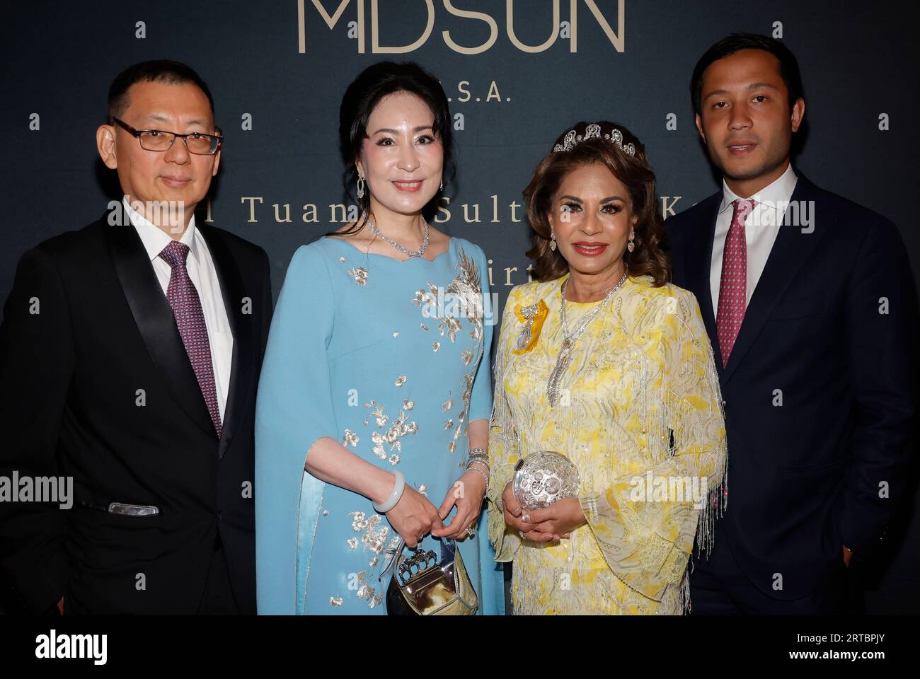 Beverly Hills, CA. September 2023. Dr. George Sun, Zehra Sun, HRH Tuanku Sultanah Kalsom, Tengku Fahad Ahmad Shah Prince of Malaysia bei der Geburtstagsparty von HRH Tuanku Sultanah Kalsom, die MDSUN am 11. September 2023 im Four Seasons Hotel Los Angeles in Beverly Hills, Kalifornien, veranstaltet hat. Quelle: Faye Sadou/Media Punch/Alamy Live News Stockfoto